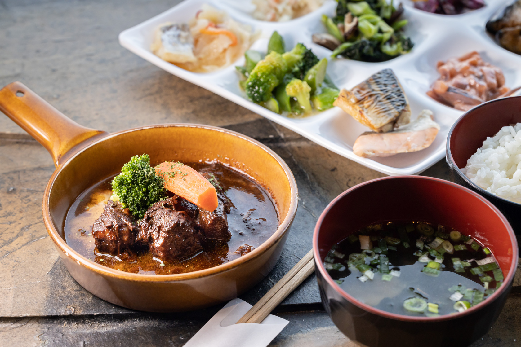 N43°SEAFOODGRILLED AGI的主食有紅酒燉牛肉及海鮮咖哩可選，其餘配菜則自助取用。