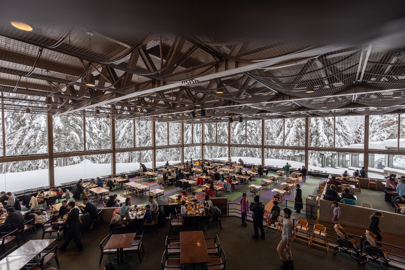 「森林餐廳Nininupuri」以能夠大量納入窗外景致而受到住客喜愛。