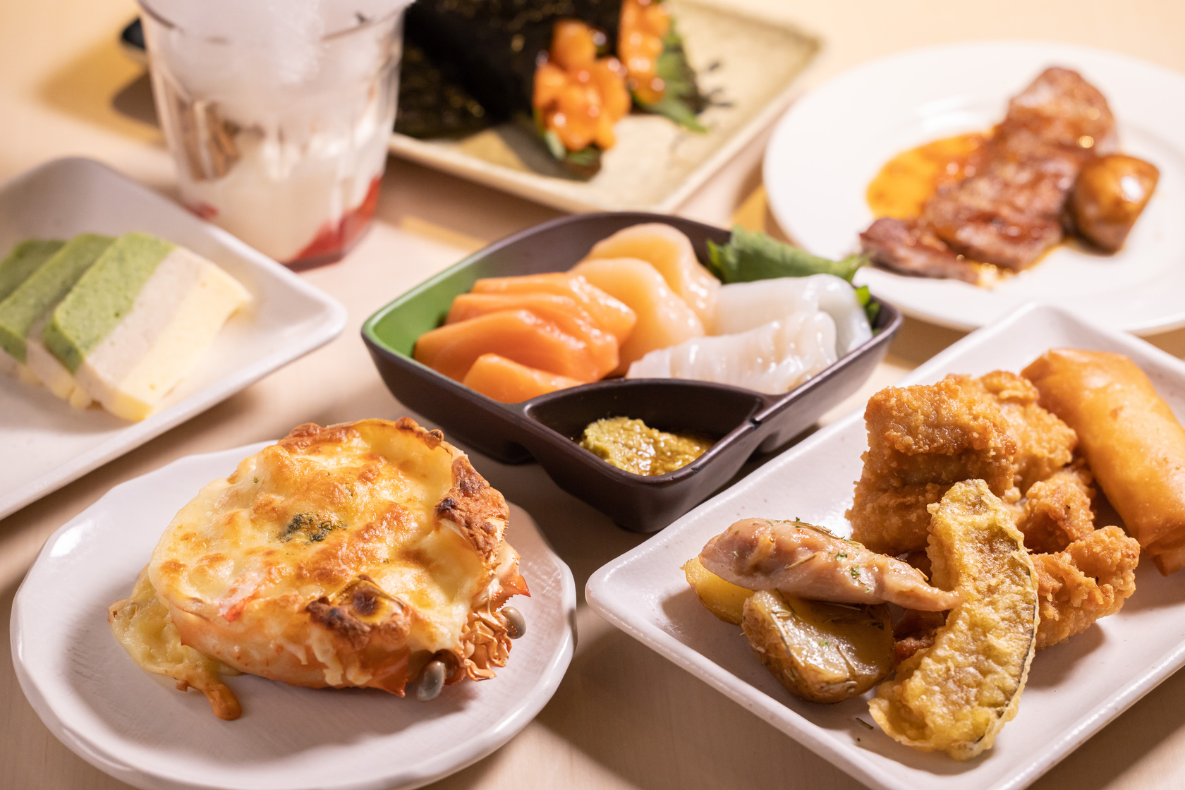 以海鮮為特色的「Buffet Dining hal」，晚餐時間嘗得到焗烤螃蟹、鮭魚卵握壽司及新鮮的生魚片。