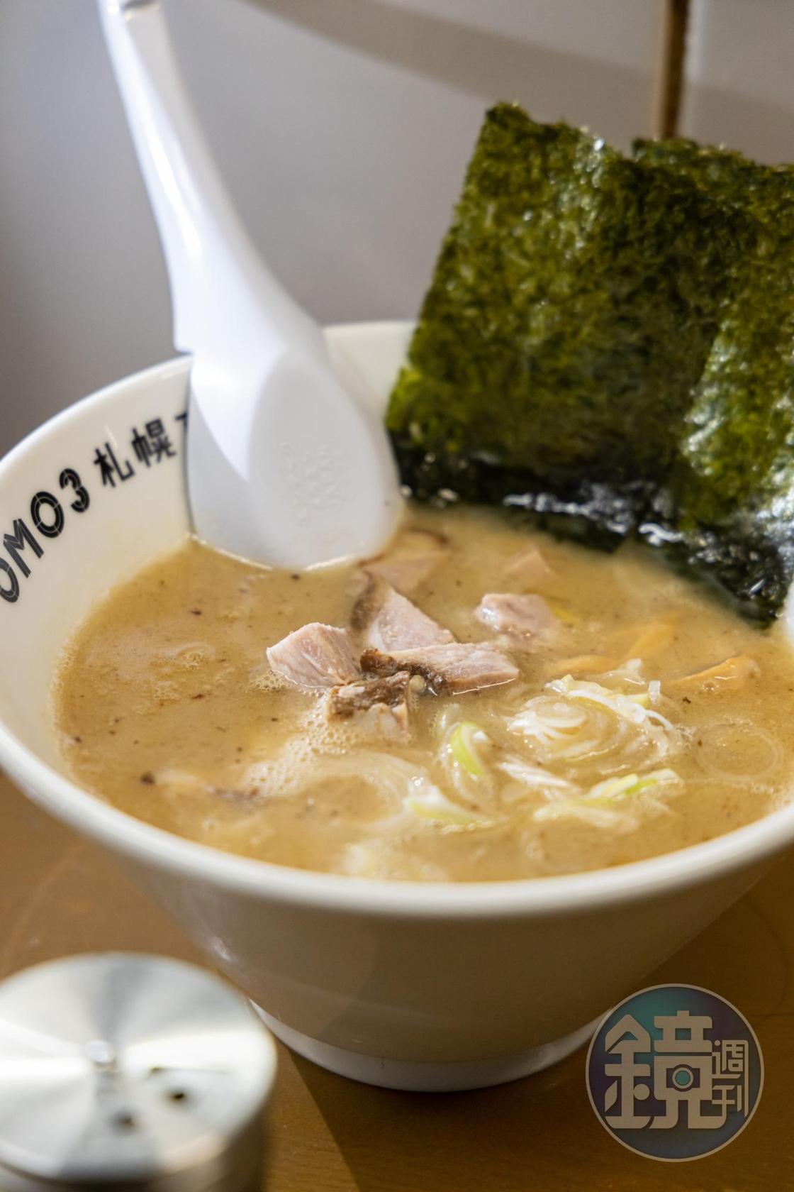 飯店提供三張拉麵券讓客人前往「元祖札幌拉麵横丁」半份拉麵。