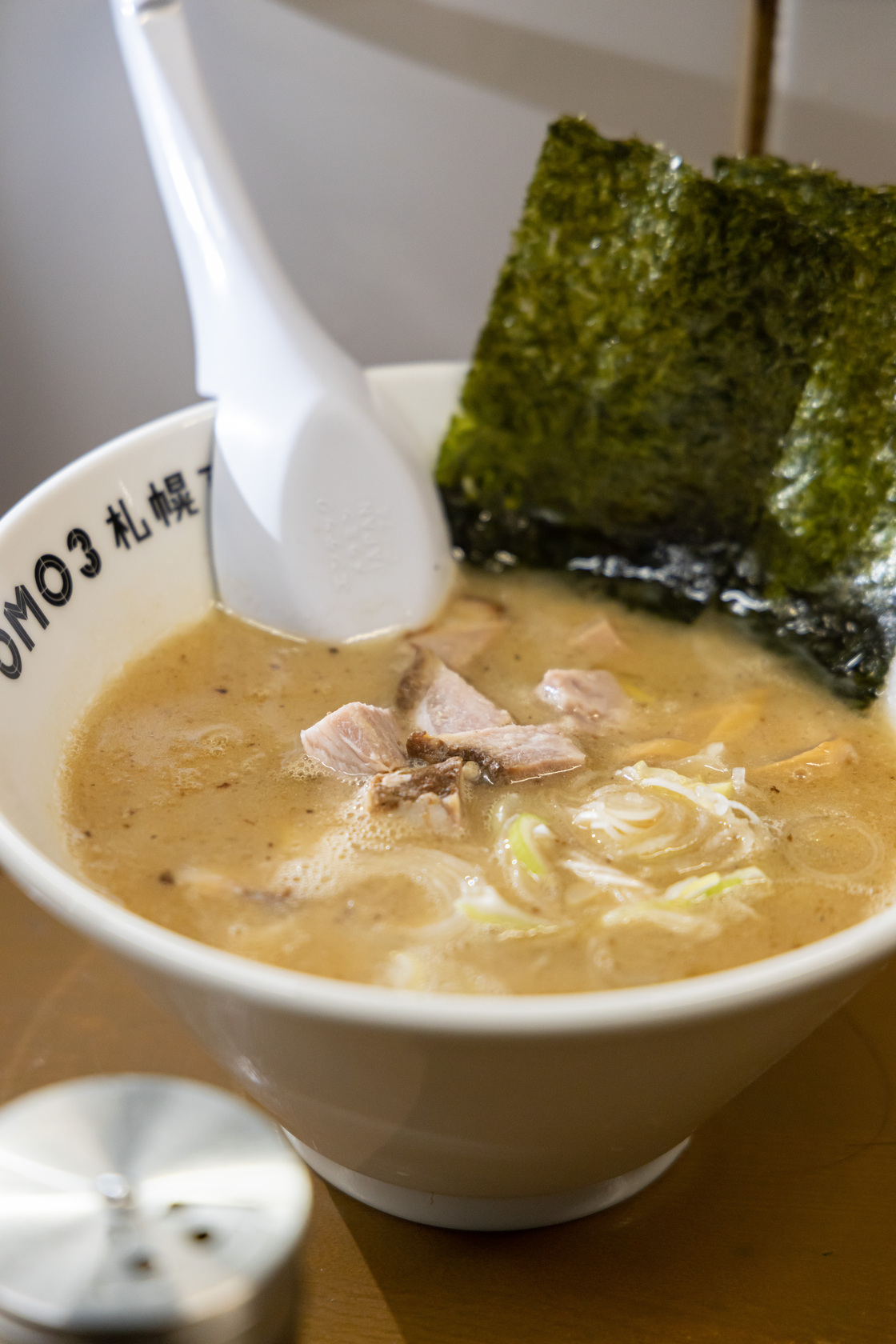 飯店提供三張拉麵券讓客人前往「元祖札幌拉麵横丁」半份拉麵。
