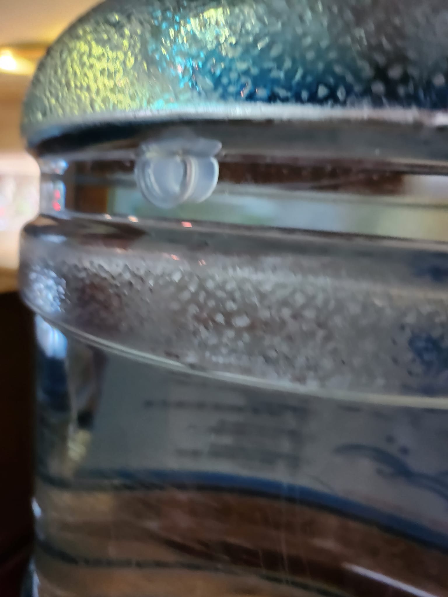 一名顧客認為桶中水塞子飄在桶內恐影響水質,讓他不敢飲用。(翻攝臉書社團「爆料公社」)