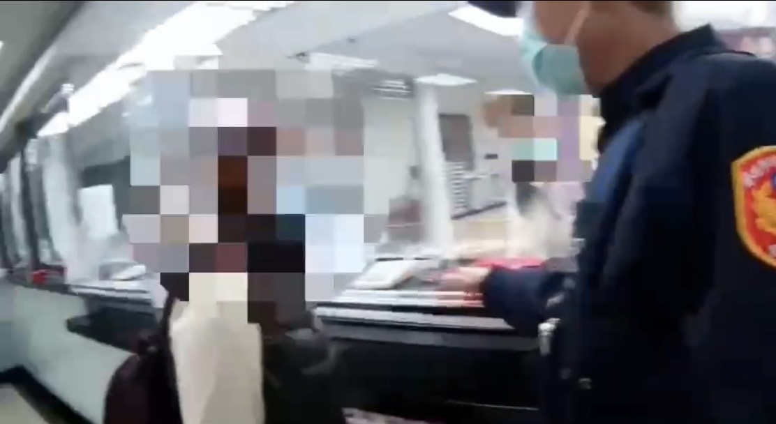 警勸阻婦人匯款，婦人嗆「你們管太多了！」（翻攝畫面）