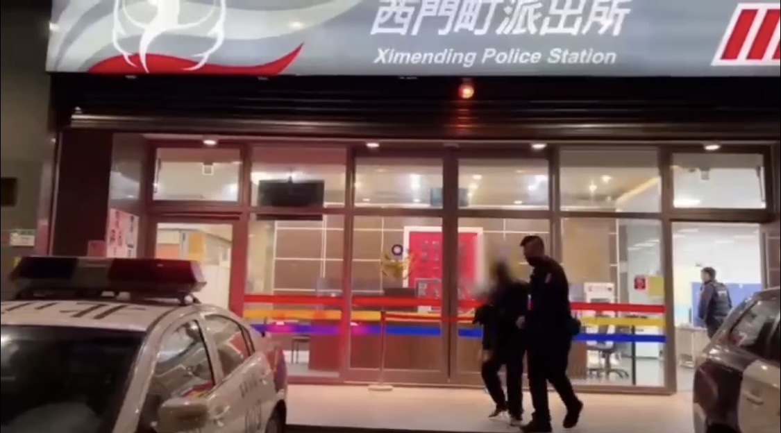 警方依涉妨害公務、傷害罪送辦蔡男。（翻攝畫面）
