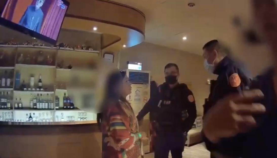蔡姓夫妻告訴警方被打傷經過。（翻攝畫面）