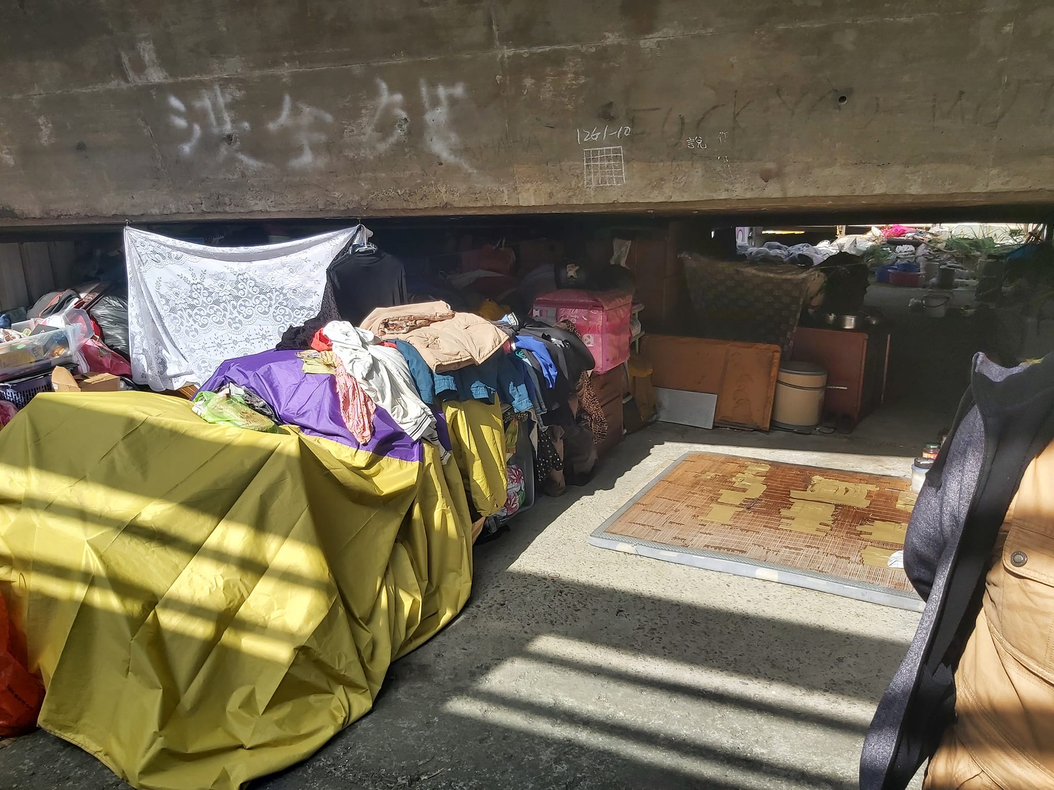 新北市三重高架橋下與堤防夾縫處藏有民眾穴居。（翻攝台灣民眾黨林毓峯臉書）