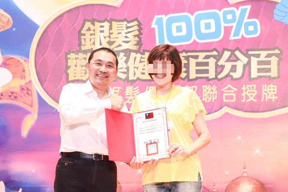 戴瑋姍踢爆，2019年8月，葛女受邀銀髮俱樂部聯合授牌典禮。（翻攝戴瑋姍臉書）