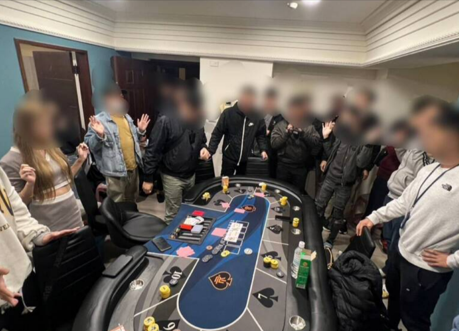 新北市新莊警分局破獲德州撲克職業賭場，現場查獲4名工作人員及7名賭客。（翻攝畫面）