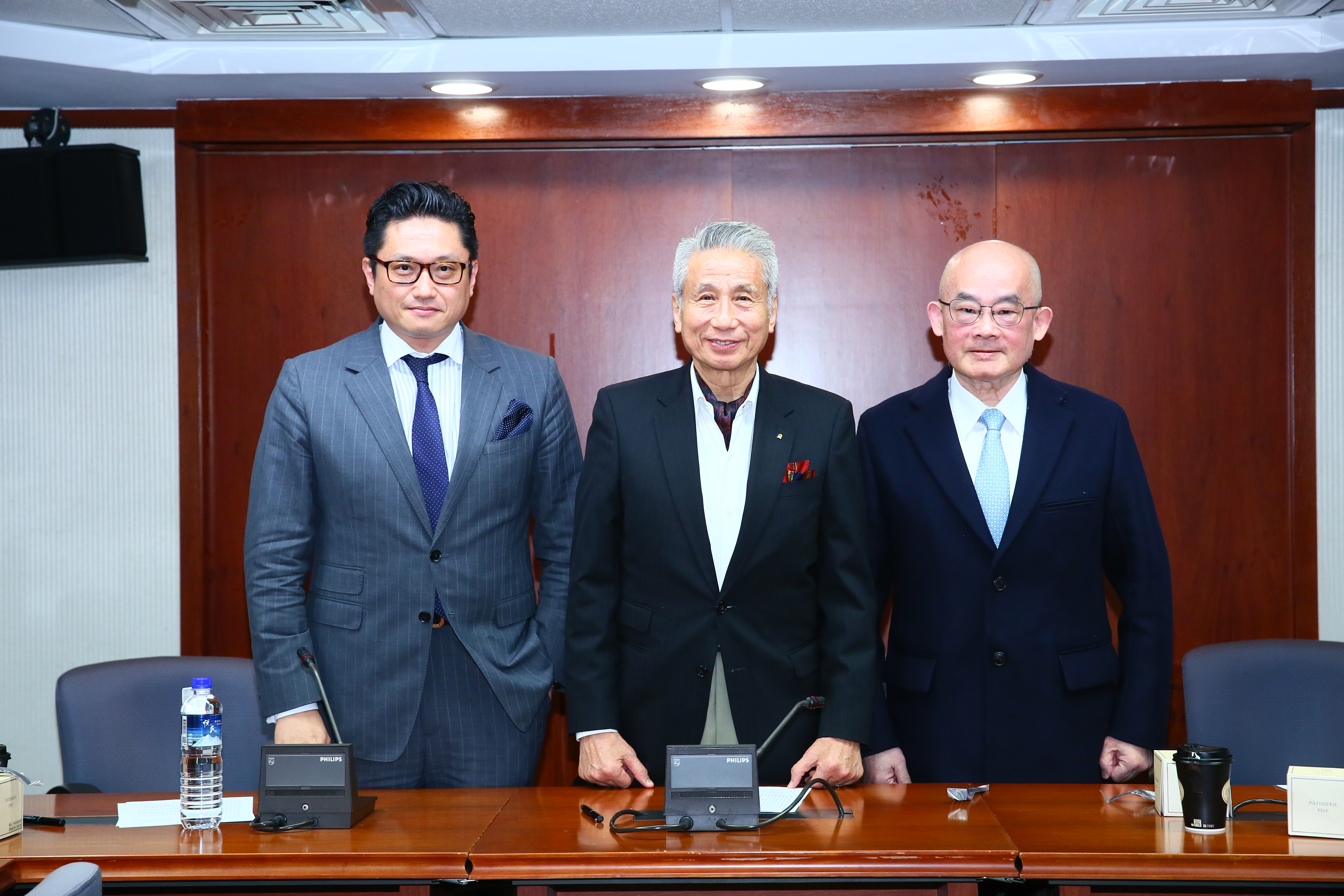 王光祥（中）舉正義國宅都更案為例，說明私法人購屋許可制的不合理之處。（左：王雅麟、右：于俊明）