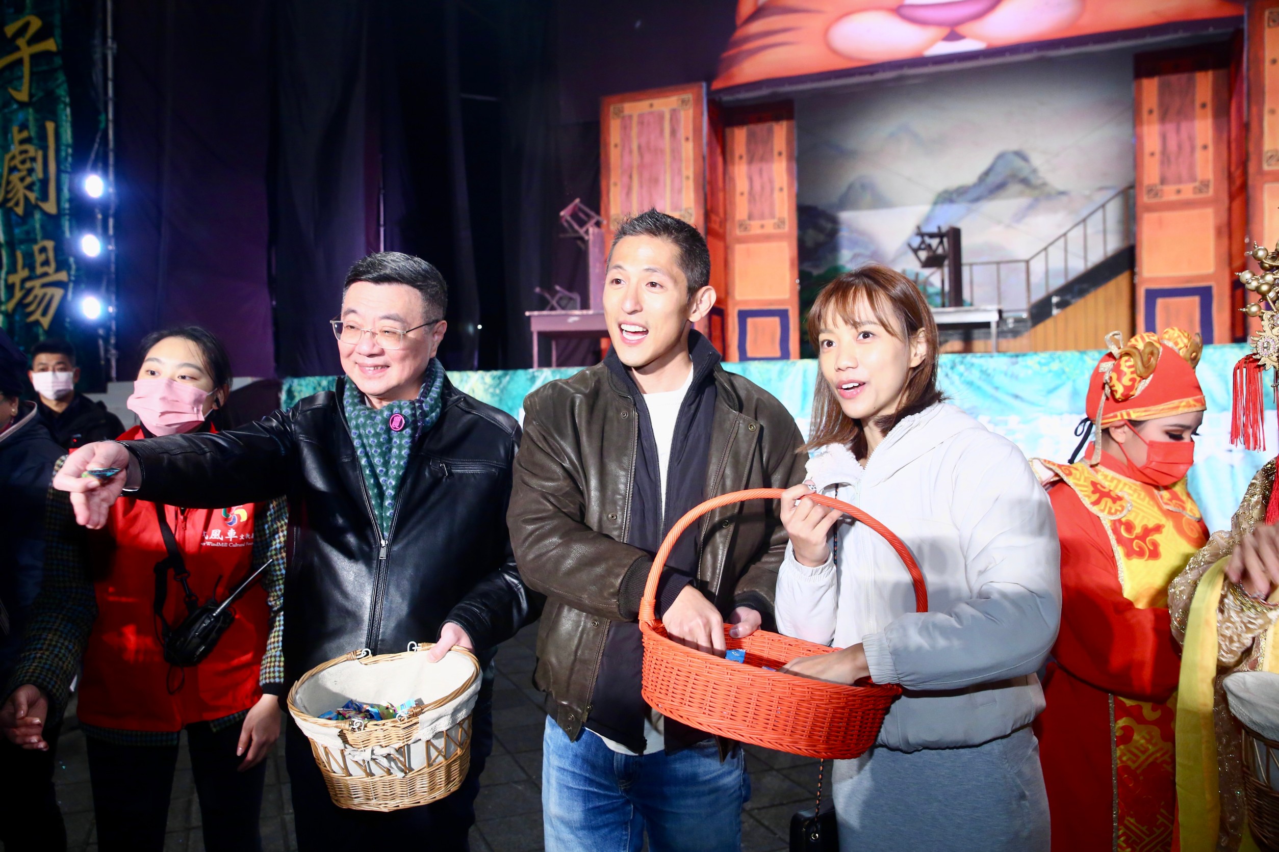 民進黨前主席卓榮泰(左起)今陪同吳怡農、顏采薇一起在選前之夜發糖果給來參加的大小朋友。