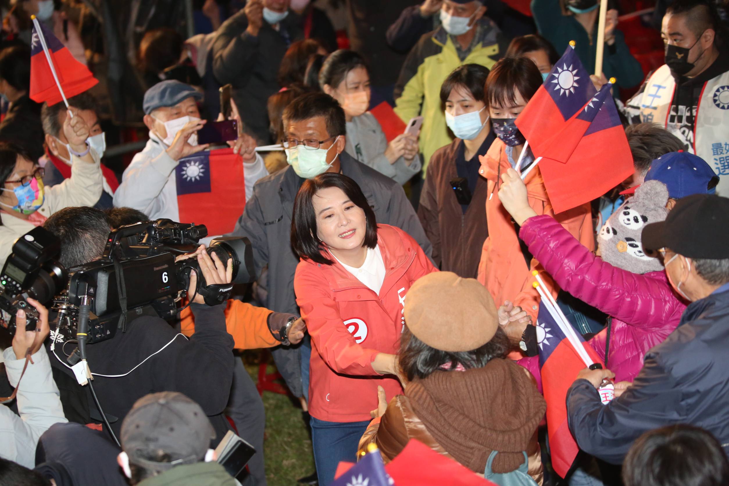 王鴻薇和國民黨大咖賣力催票,深怕投票率太低影響選情。