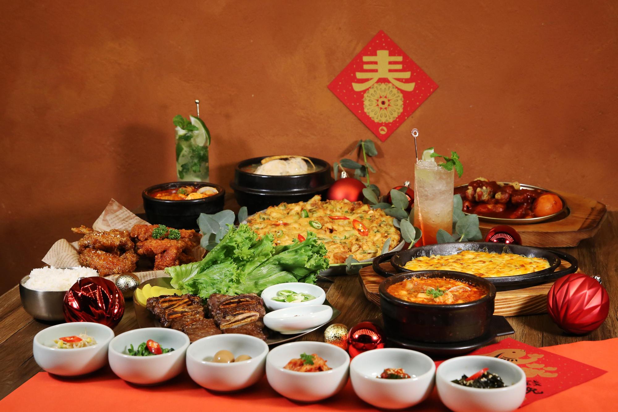 匯集韓國春節必享的煎餅及年糕，以及華人過年餐桌不可或缺的全雞，「FOND訪」的春節團圓餐讓美味與寓意齊聚。（3,888元／四人份）（FOND訪 韓國傳統豆腐鍋提供）