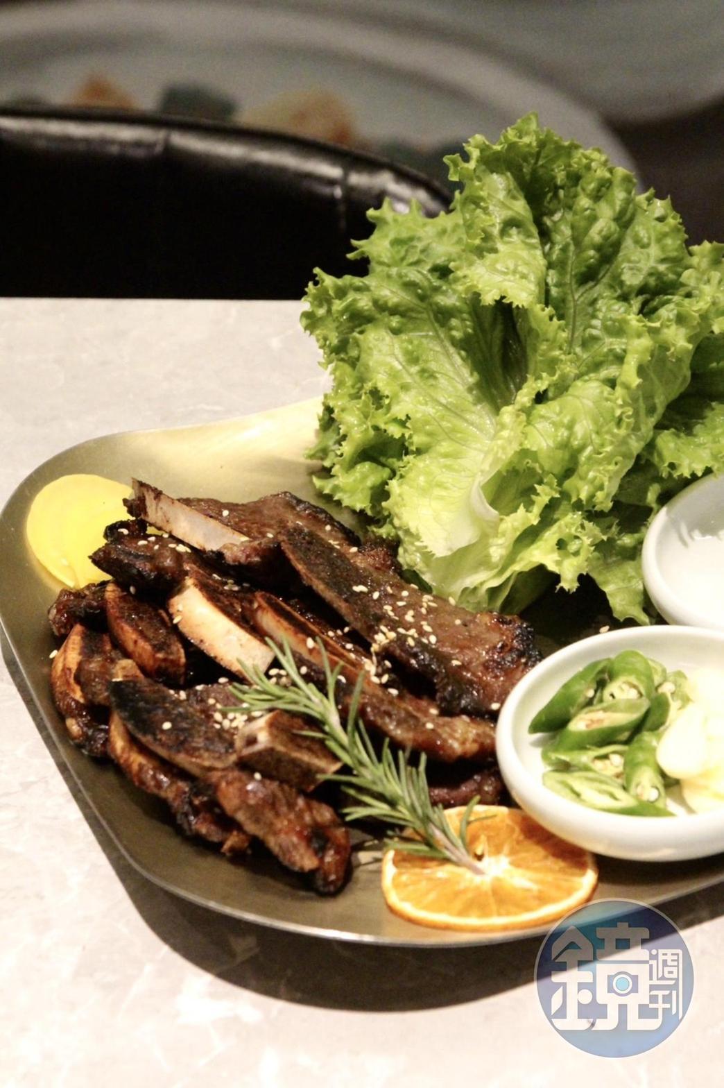 用生菜包入以新鮮水梨、洋蔥、蔥蒜、醬油製作醃肉醬醃漬的「水梨風味牛小排」，層次豐富，清甜解膩。（680元／份）