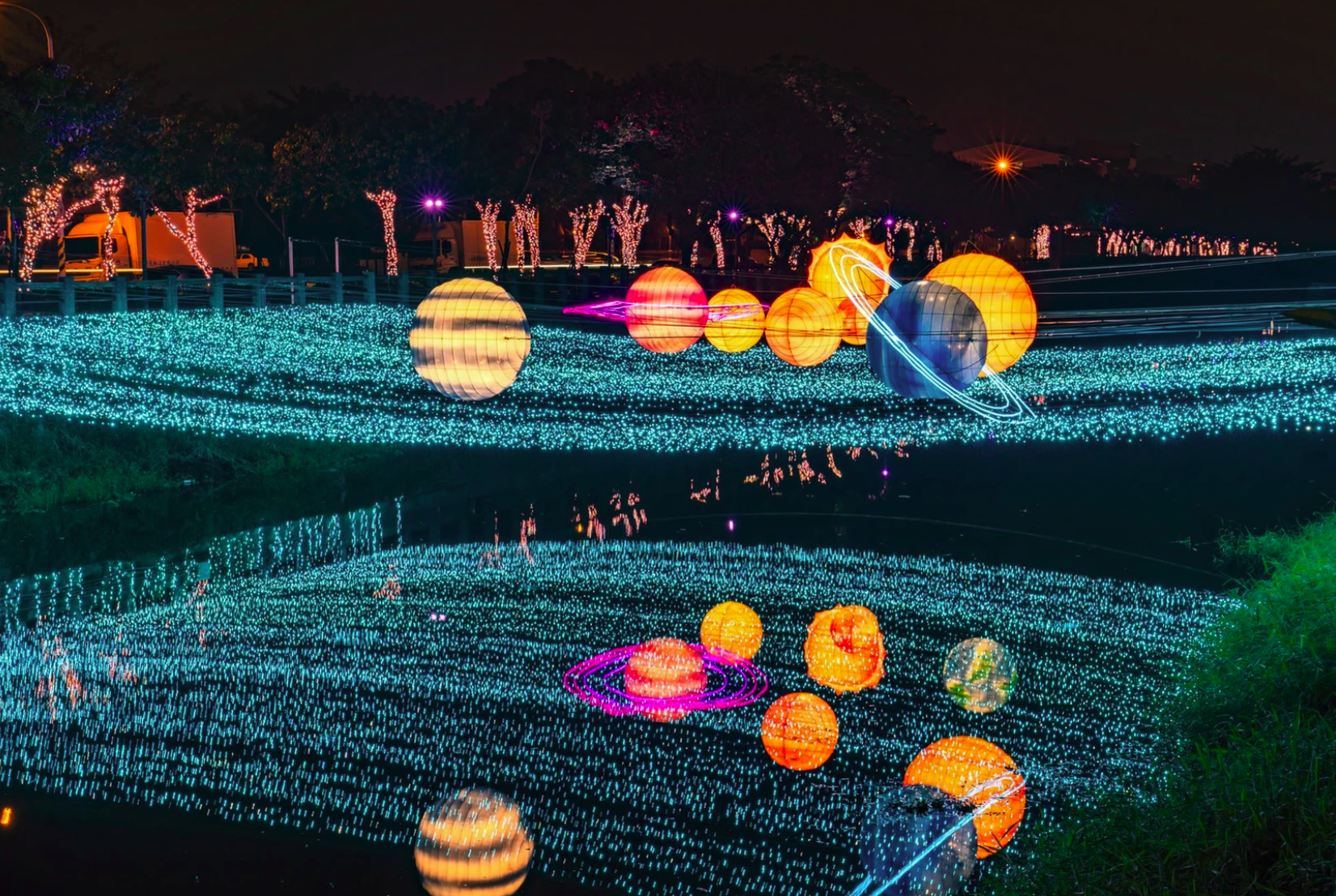 燈飾「非凡宇宙」在河上閃閃發光。