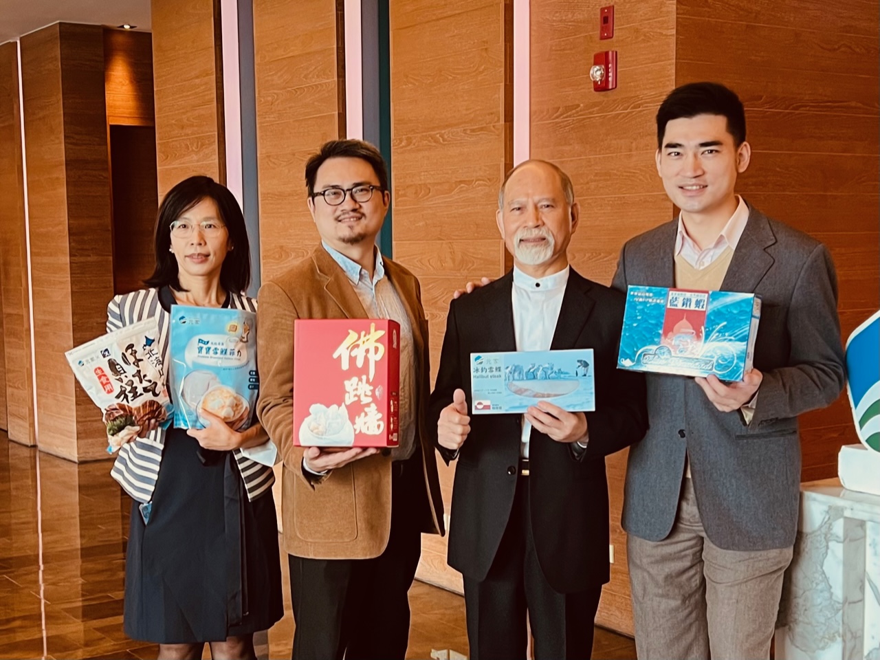 台灣最大生鮮領導品牌「元家」（由右至左）顏志鼎總經理、顏元博董事長、顏志杰執行長、財務長楊莉珍推薦自家三大年菜明星商品。