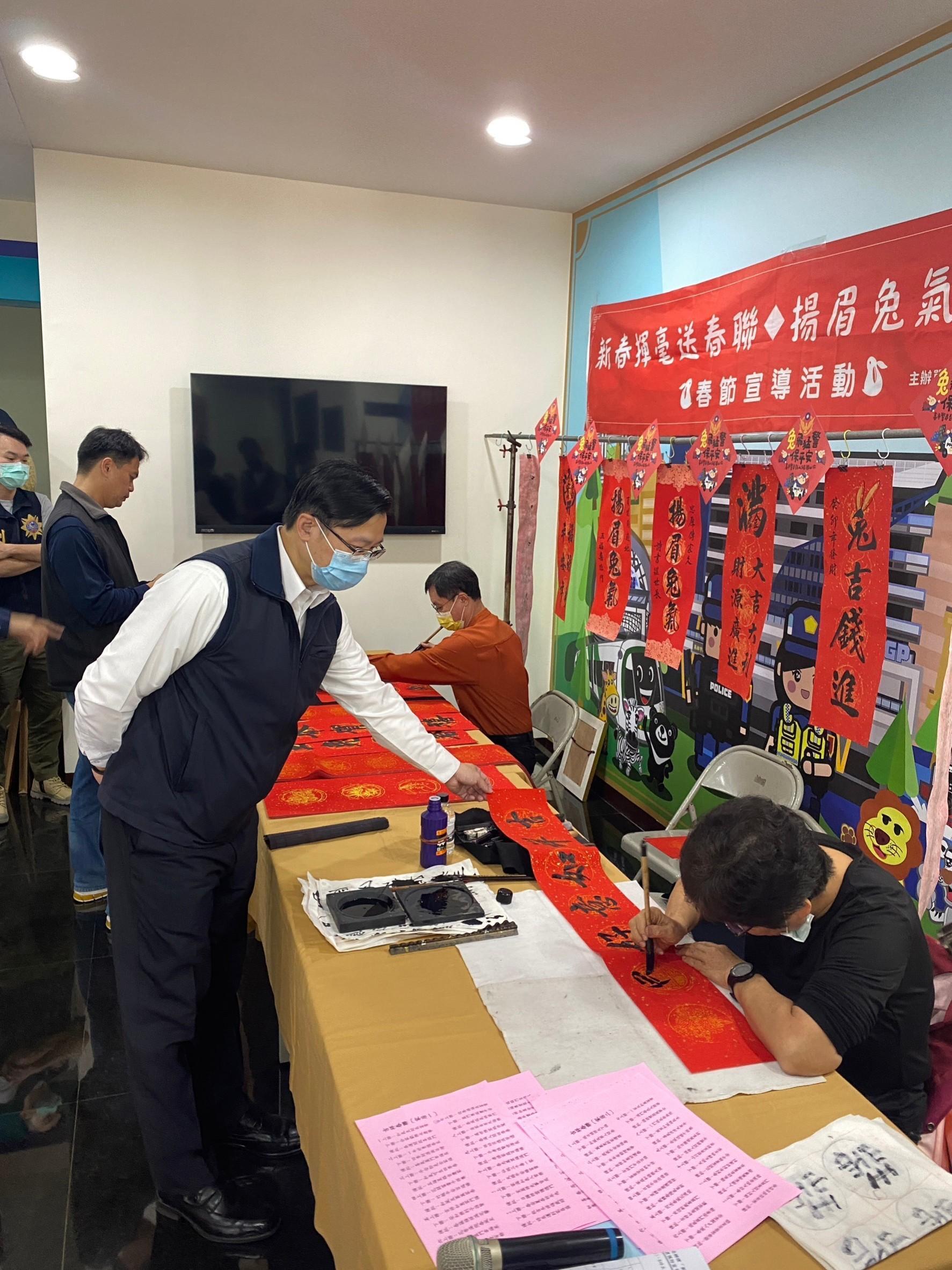 鼓山分局邀來書法名家現場揮毫,免費為民眾客製化春聯。(鼓山分局提供)