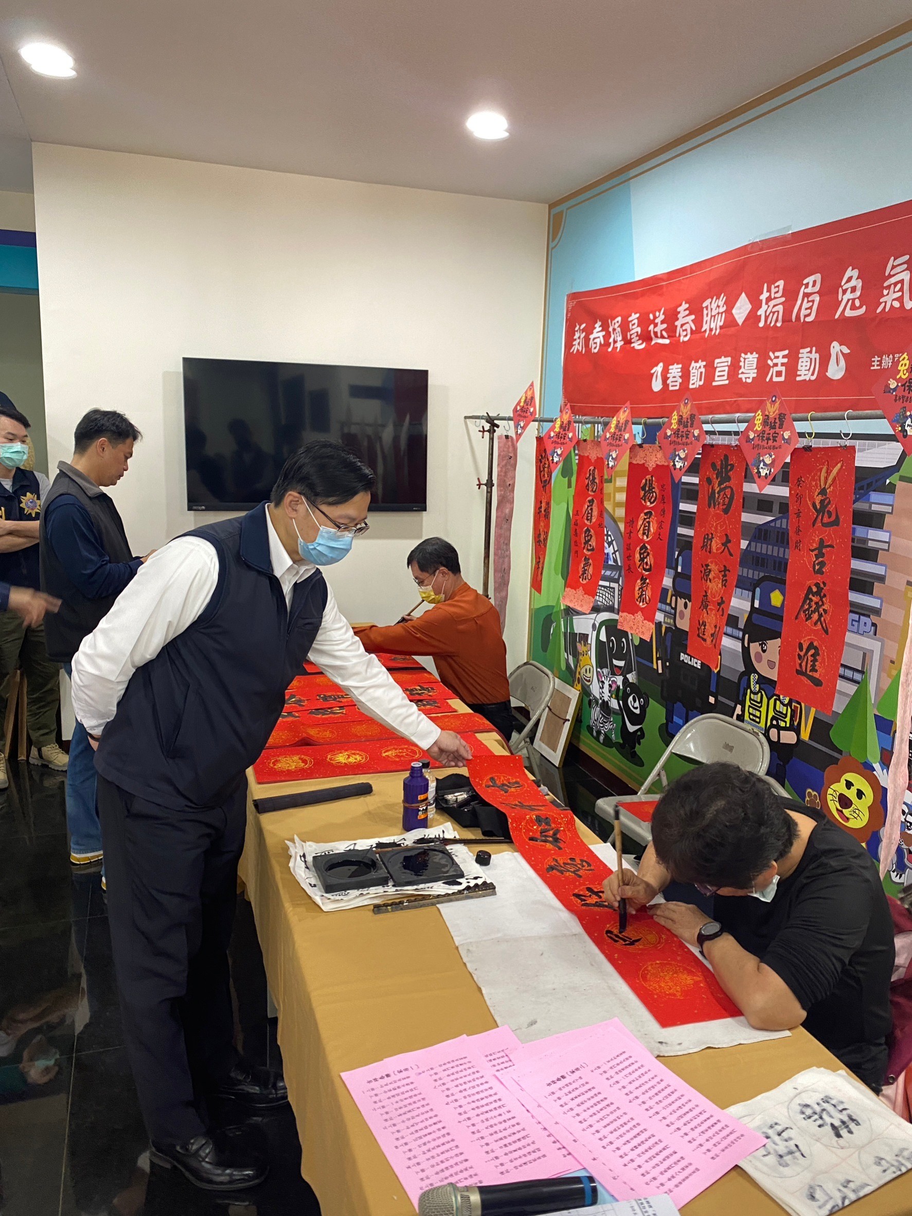鼓山分局邀來書法名家現場揮毫,免費為民眾客製化春聯。(鼓山分局提供)