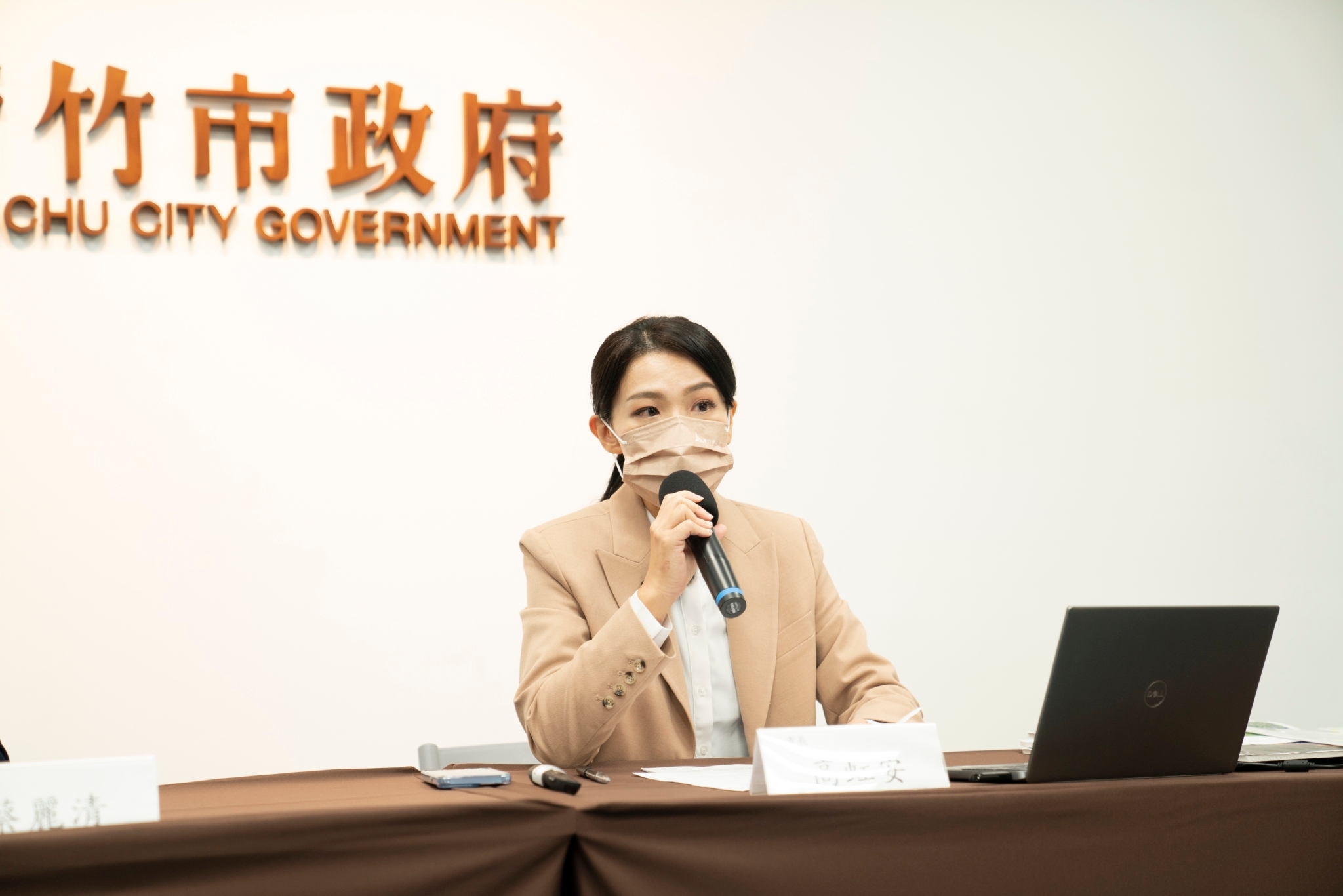 高虹安（圖）日前召開記者會，說明新球棒球場152項缺失，質疑工程廠商有偷工減料嫌疑。（新竹市政府提供）