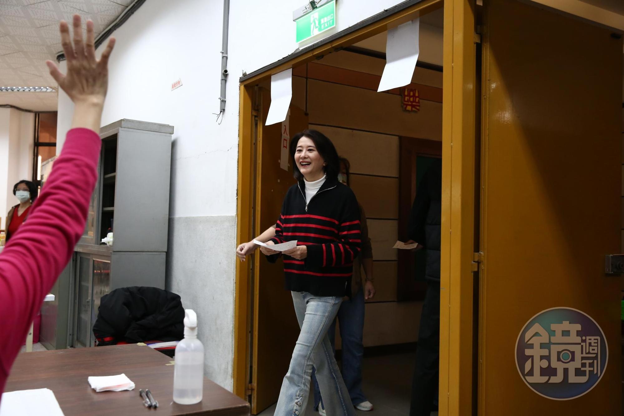 台北市第三選區立委補選今（8）日舉行投開票，國民黨候選人王鴻薇竟忘了帶身分證。