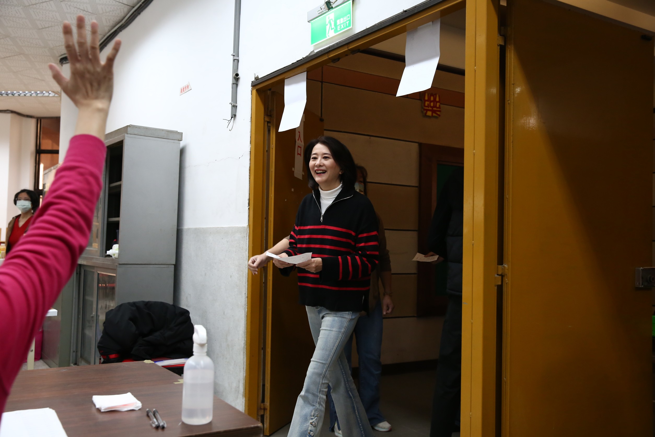 台北市第三選區立委補選今（8）日舉行投開票，國民黨候選人王鴻薇竟忘了帶身分證。