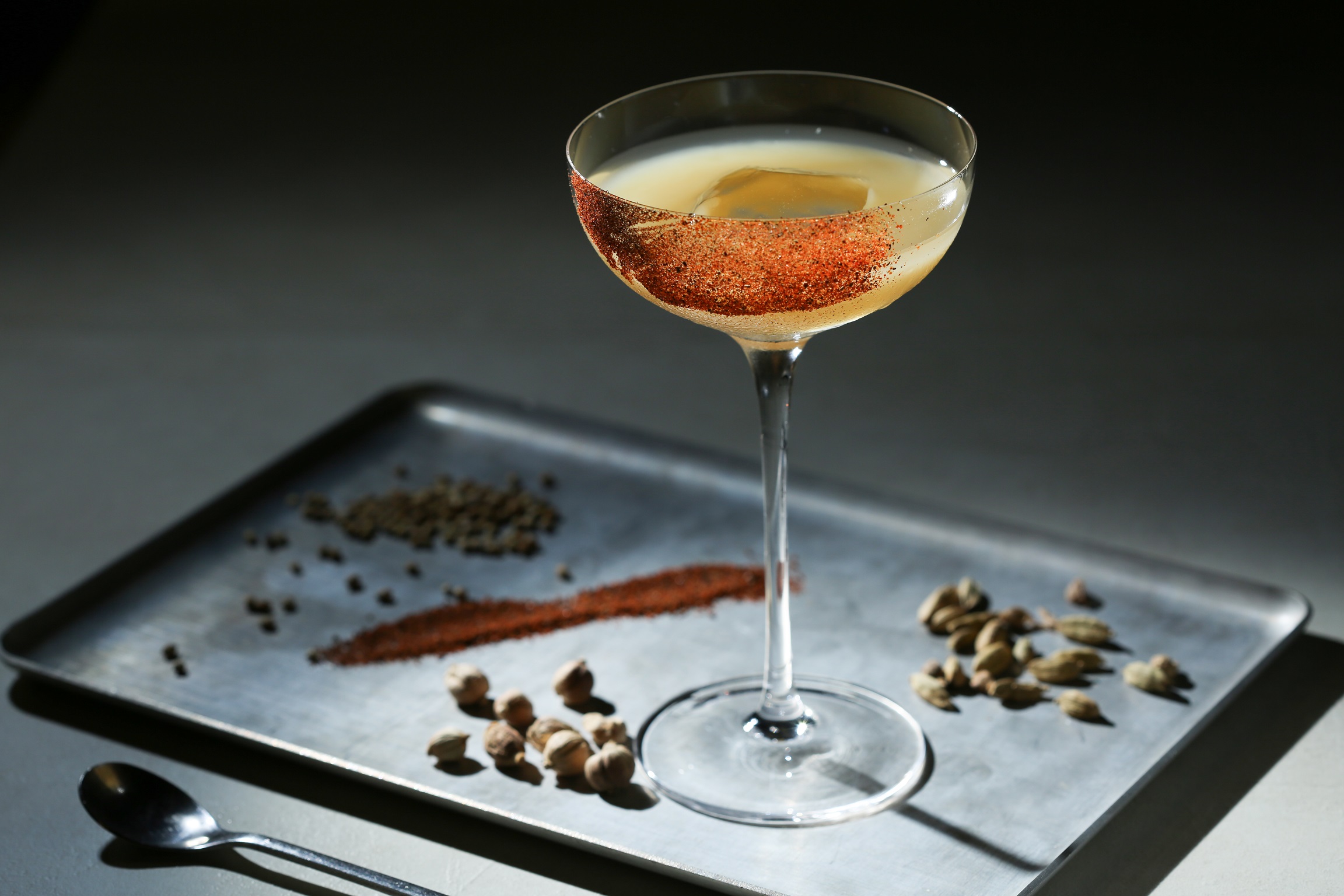 unDer Lab平日供應精彩的「經典茶酒」與「季節調酒」。