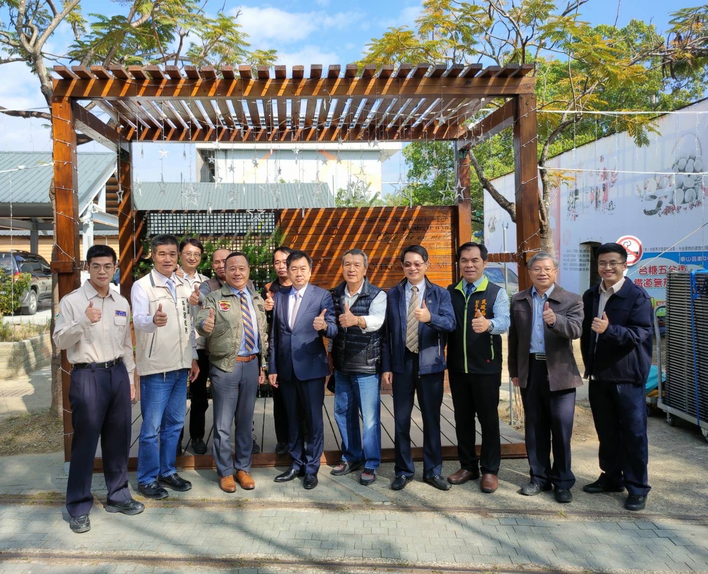 內政、國防二部長官與社區營造役男合影。（內政部提供）