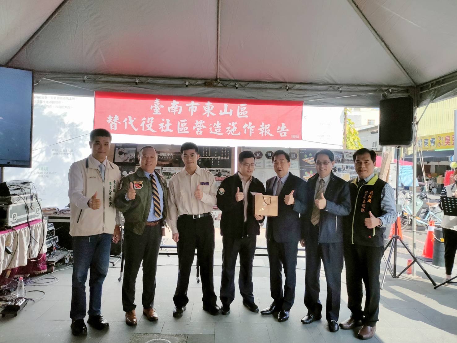 陳宗彥次長與社區營造役男合影。（內政部提供）