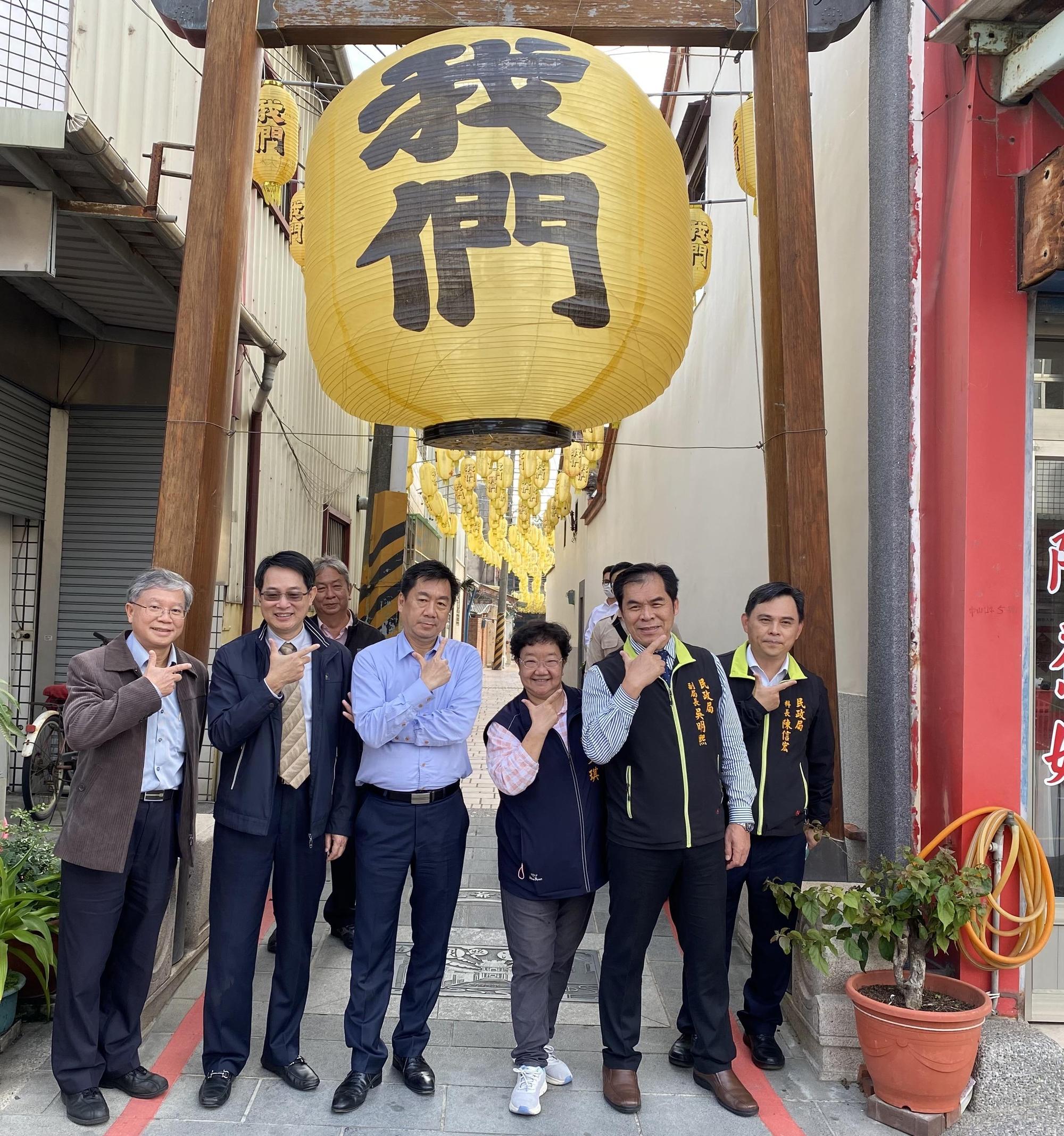 陳宗彥次長於區里改造造景合影。（內政部提供）
