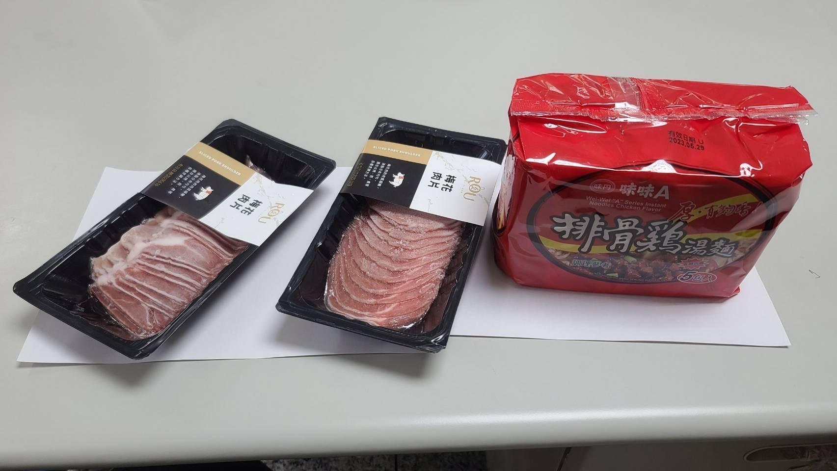 警方查扣婦人竊取的泡麵等食物。(警方提供)