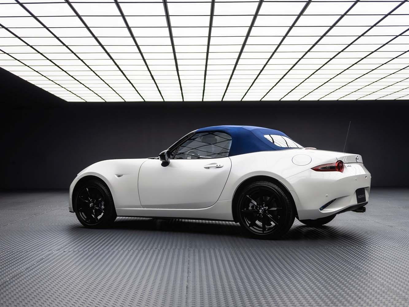 MAZDA MX-5 RS車型擁有專屬的藍色頂棚。