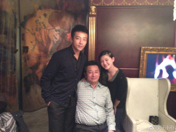 汪小菲(左)、前妻大S(右)與生父汪則翰(中)合影。(翻攝自汪小菲微博)