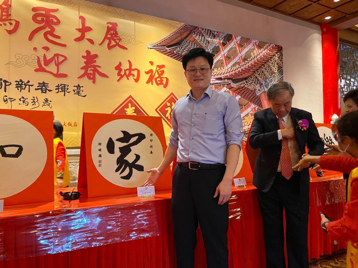 役政署副署長徐健麟參與現場揮毫活動。（役政署提供）