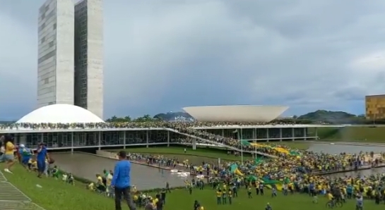 波索納洛支持者今天闖入總統府、最高法院以及國會大廈等政府要地。（翻攝自推特@OxfordDiplomat）