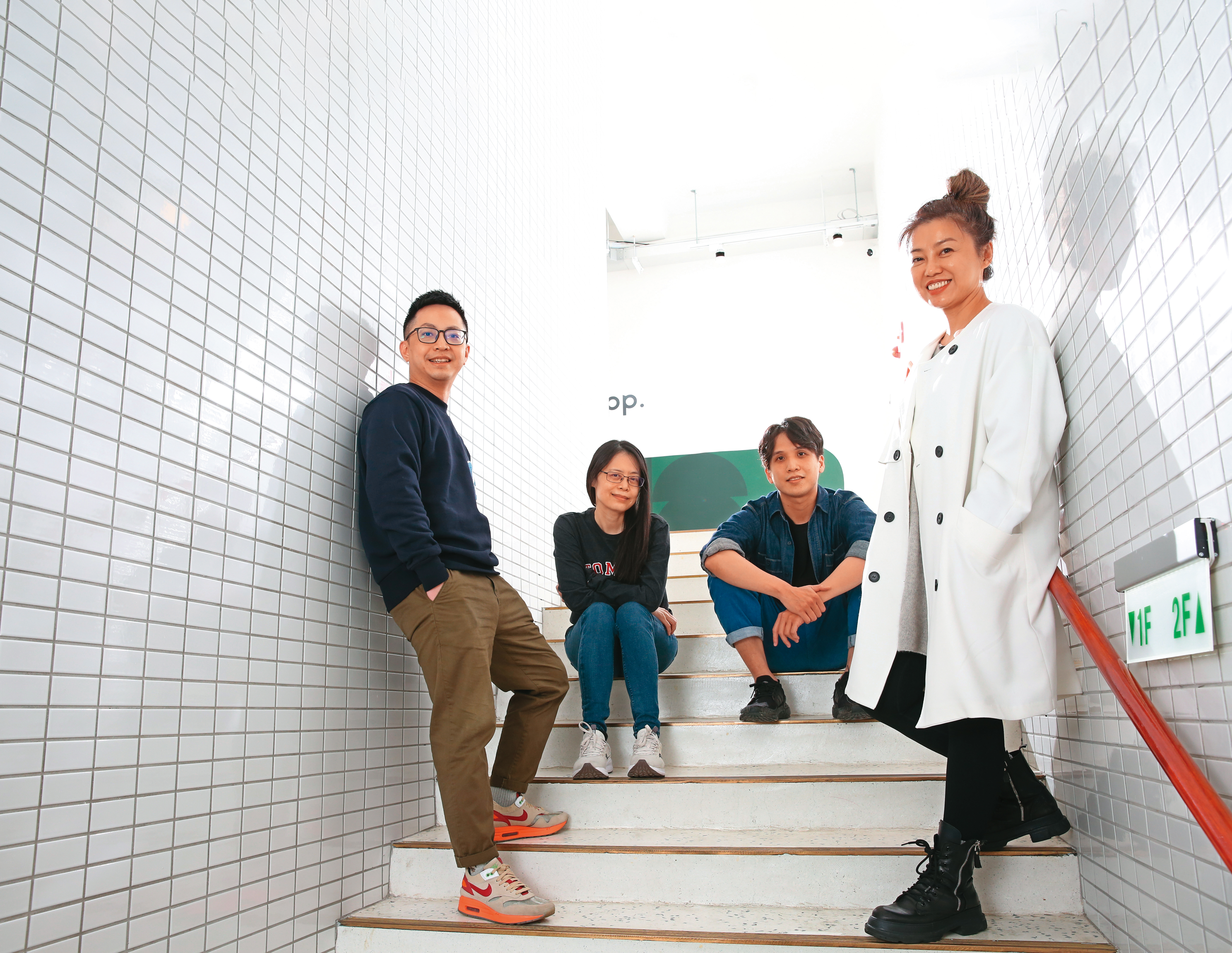 嚴嘉念(右一)與林秉聿(左一)共同投資製作《台灣犯罪故事》,召集劉存菡(左二)與洪子烜(右二)等4組編導合作。