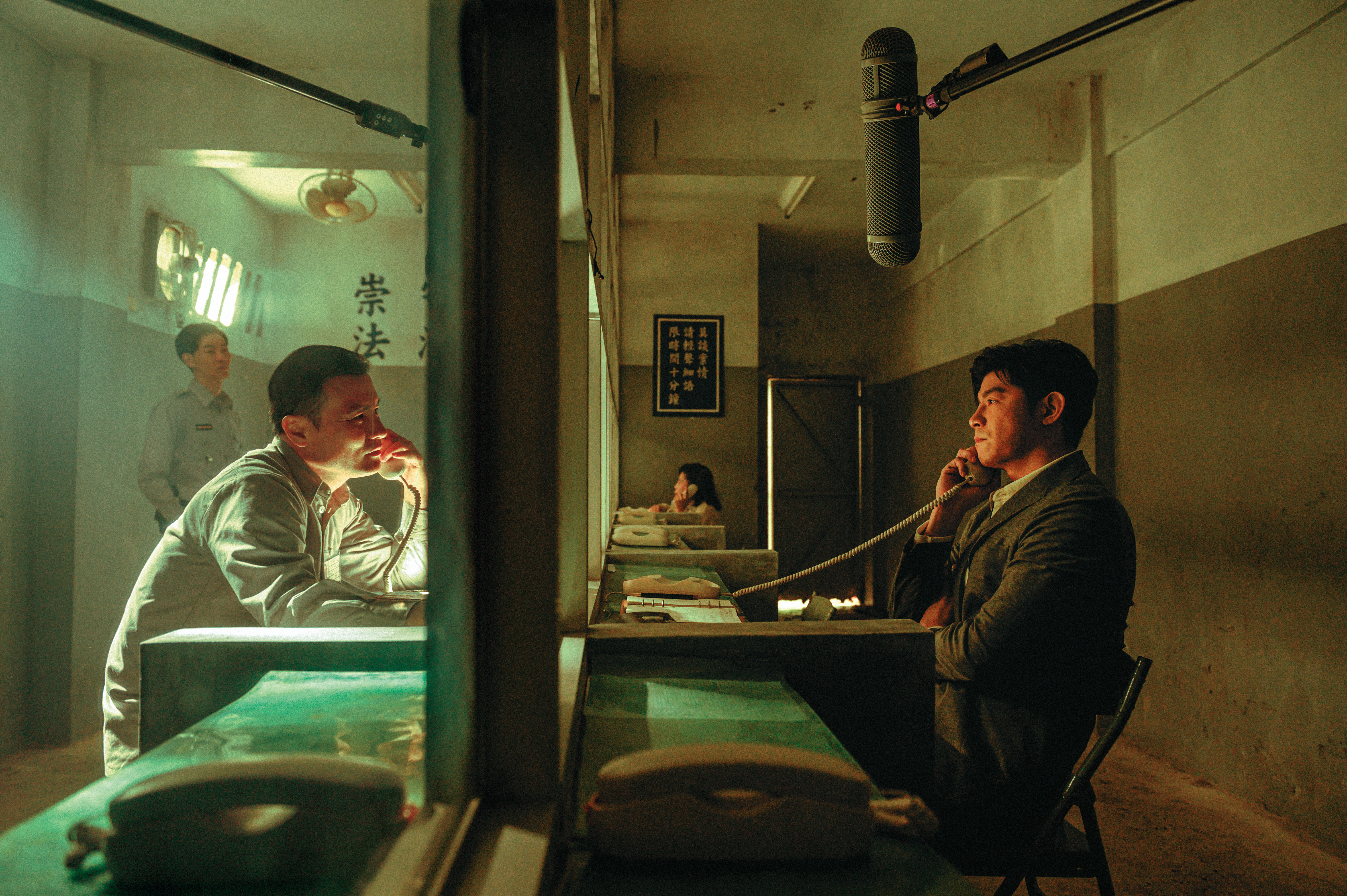 王柏傑(右)與李銘忠(左)在〈生死困局〉單元中,有多場精彩對手戲。(Disney+提供)