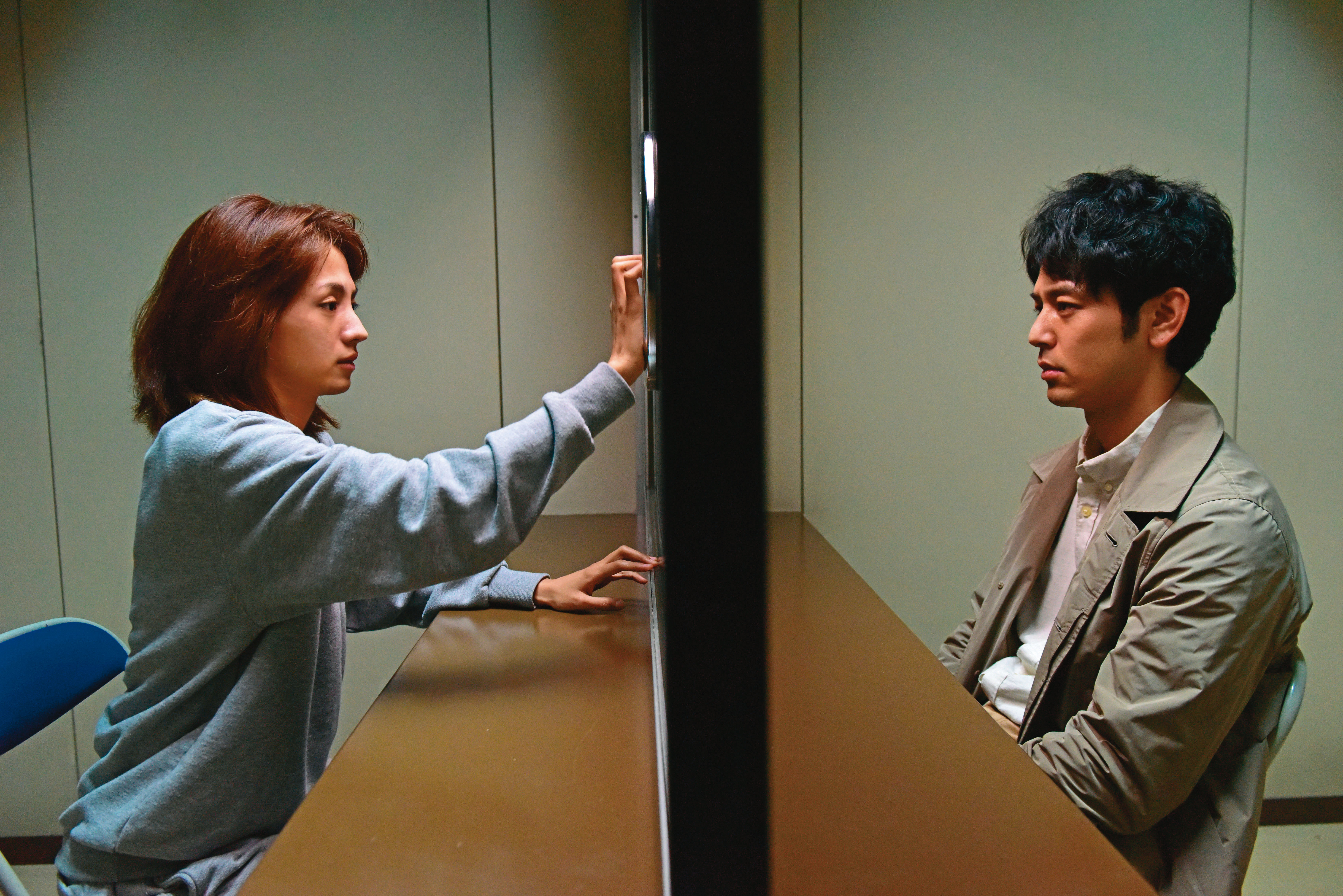 《愚行錄》改編自同名小說,妻夫木聰(右)與滿島光(左)飾演兄妹。(捷傑電影提供)