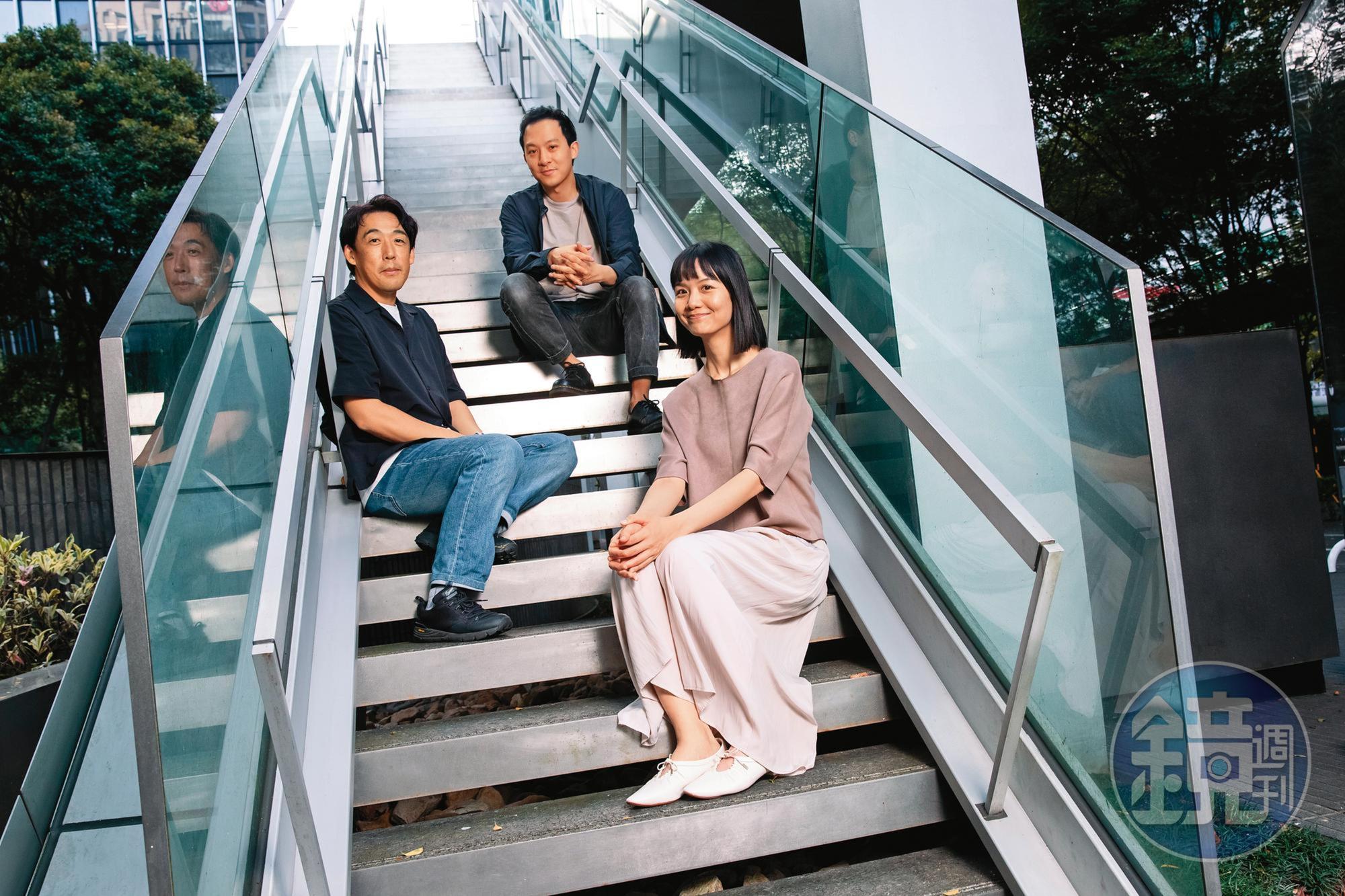 導演石川慶（左）為金馬影展訪台，首次與負責配樂的「Cicada」團長江致潔（右）與小提琴手許罡愷（中）見面。