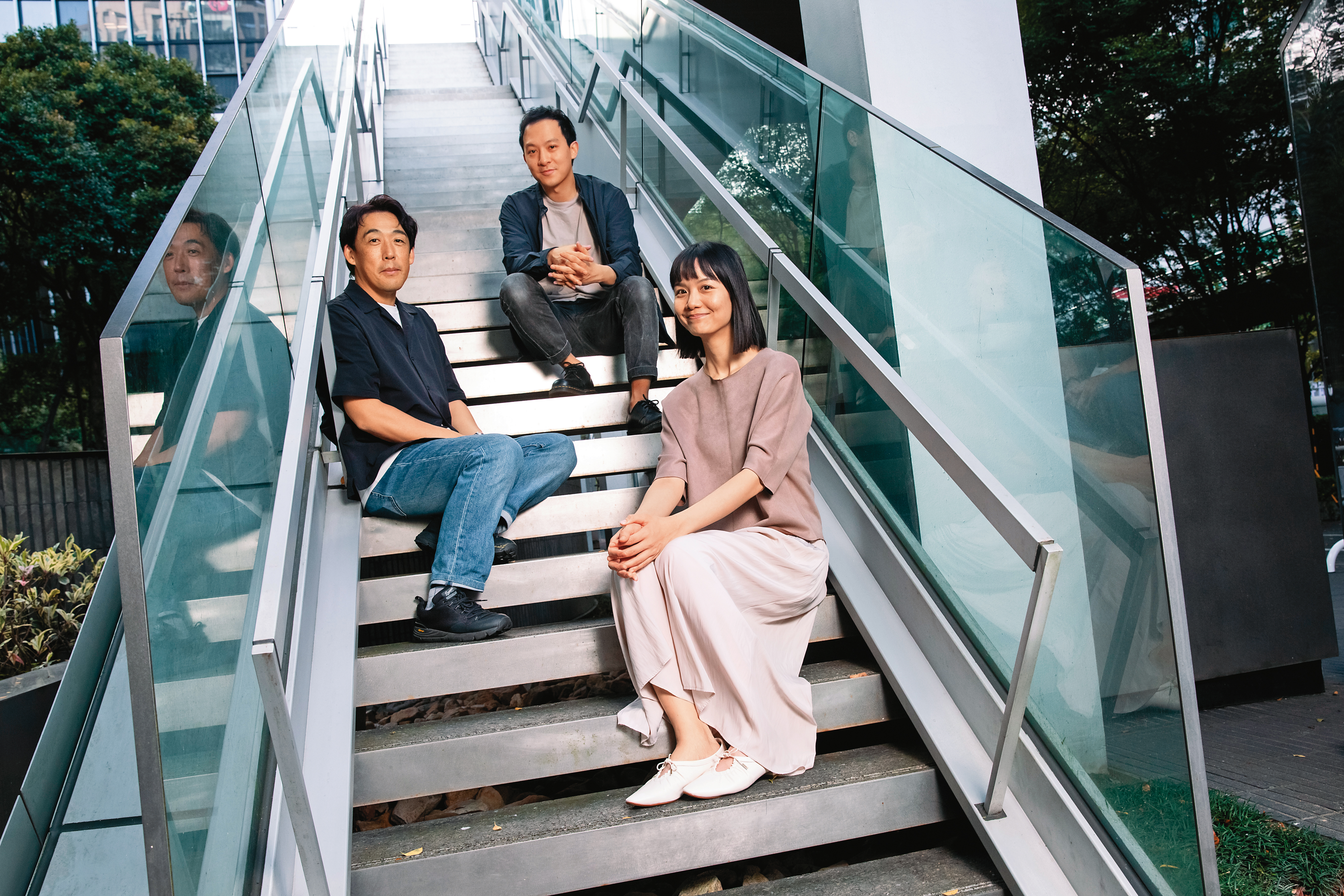 導演石川慶(左)為金馬影展訪台,首次與負責配樂的「Cicada」團長江致潔(右)與小提琴手許罡愷(中)見面。