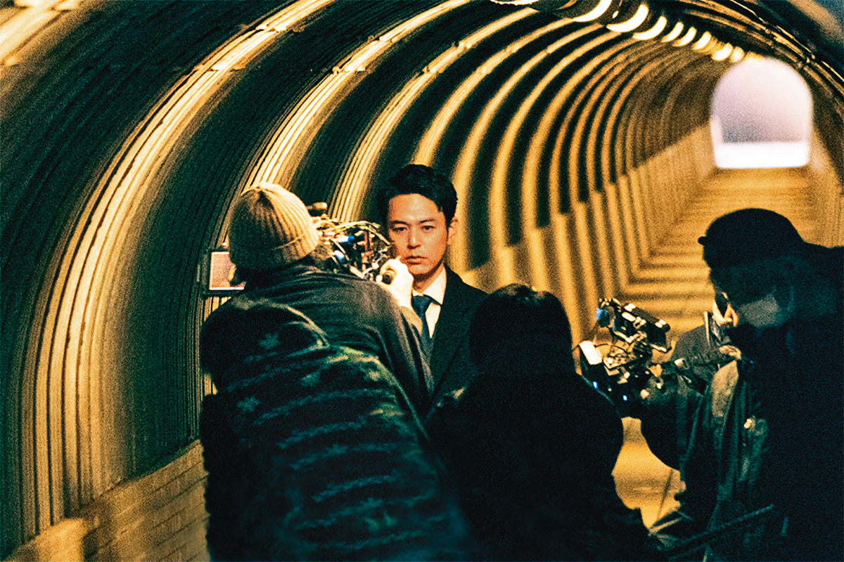 妻夫木聰在《那個男人》飾演在日韓裔律師，受委託尋找謎之男子的真實身分。（政駒提供）