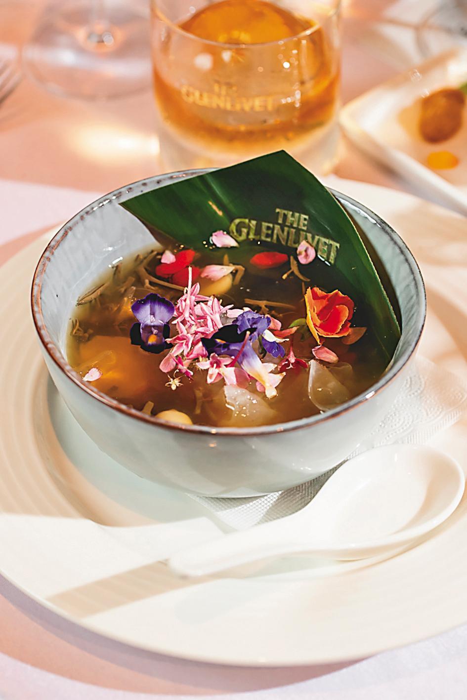  「格蘭利威15年雪莉桶原酒2023年限量臻藏版」餐酒搭，甜點是另一個精彩。由歷經西班牙米其林三星、世界50榜首餐廳等歷練的甜點主廚平塚牧人（Makito Hiratsuka），獻上代表作「睡蓮」；以「台灣豆花」為主軸，搭配冬瓜凍、接骨木花凍、枸杞、蓮子、西米露等材料。