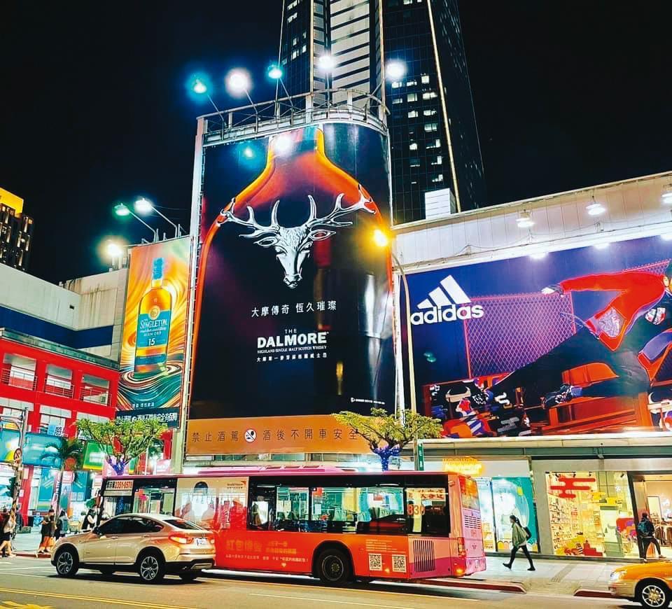 大摩這面在信義威秀的大幅戶外廣告,溝通的就是它的鹿頭標誌跟瓶身線條。