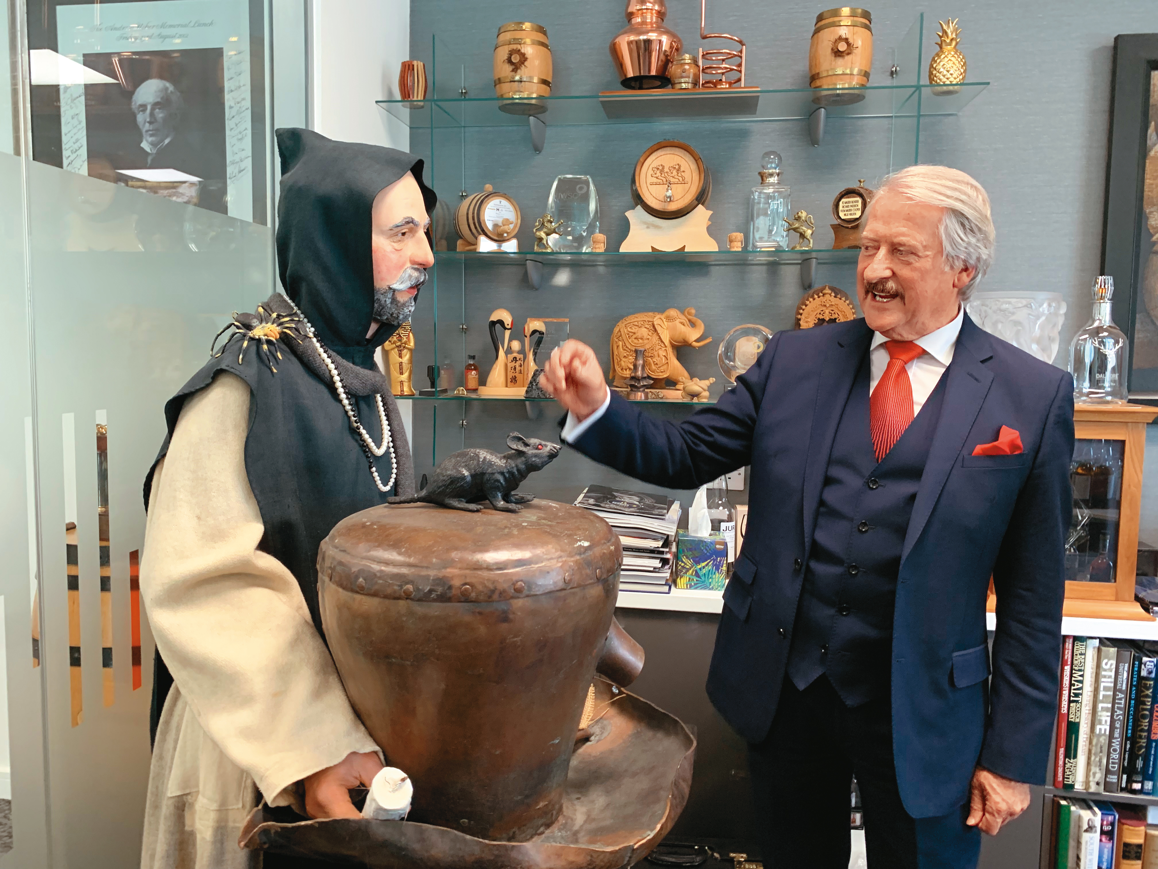 大摩首席調酒師理查．派特森（右）的辦公室裡面，有一座等人高度的約翰．柯爾人偶，大師工作之餘還常會跟它進行對話。