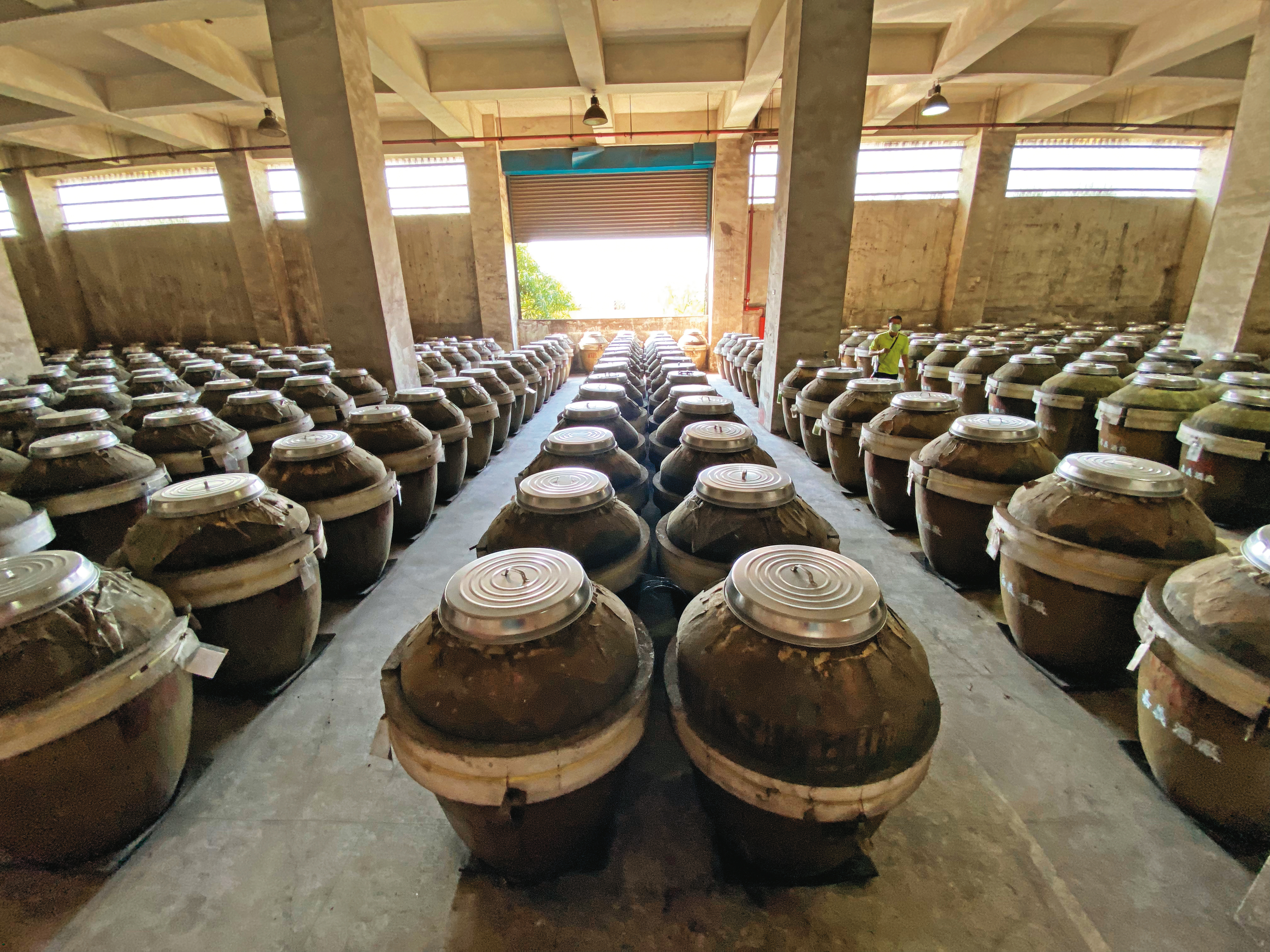 蒸餾後的新酒香氣馥郁濃厚、味道集中,存放於陶罈陳年可將銳利的味道去除(與威士忌放橡木桶增添風味不同),並增加特殊的陳酒味。