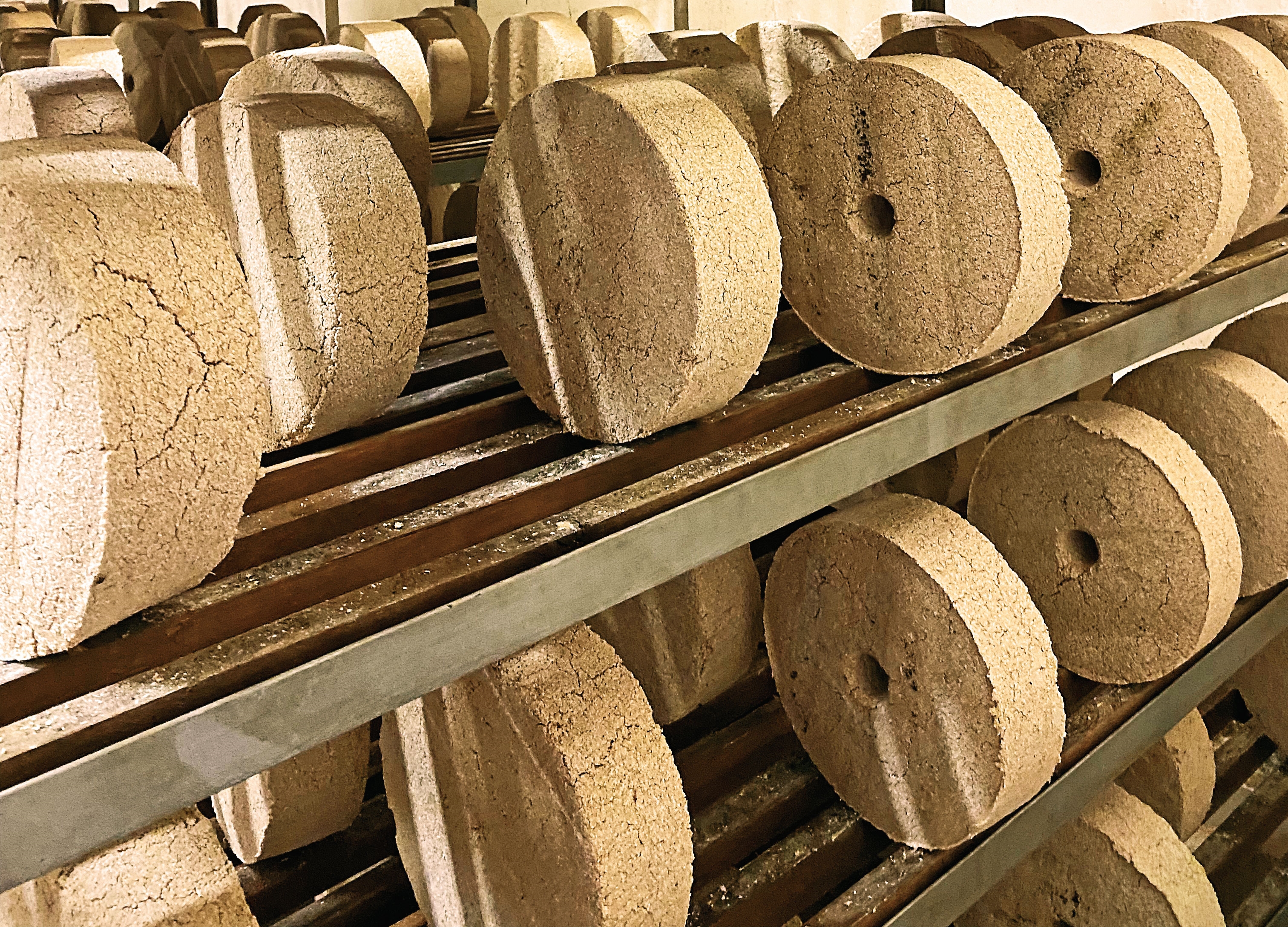 專事生產優質高粱的TTL嘉義酒廠的培麴室，可以看到一塊塊長得像起司的麴塊（麴餅），它的主要原料就是小麥。