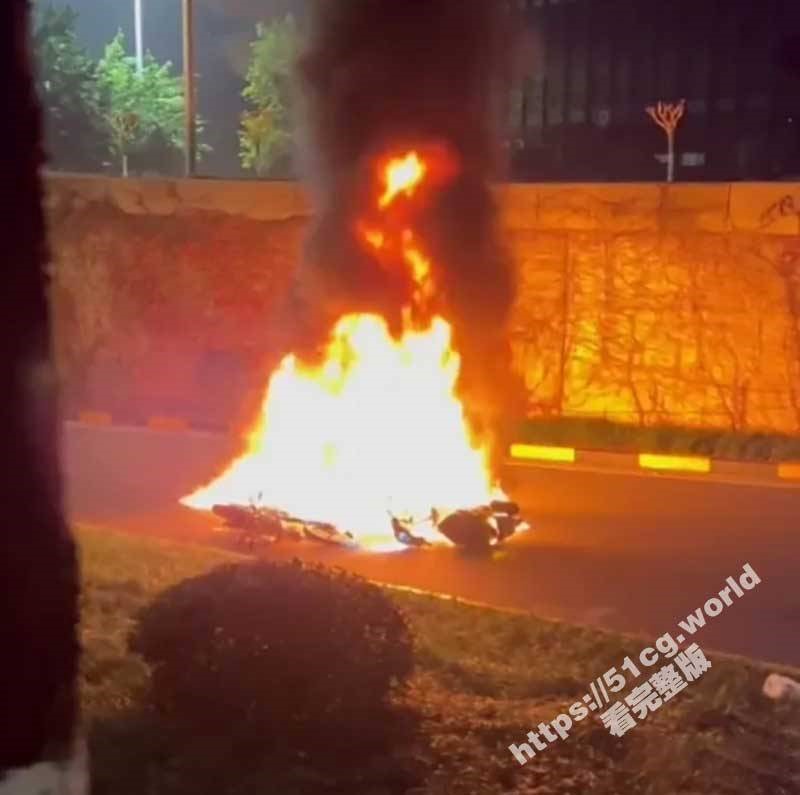 其中一輛重機爆炸起火。（翻自《91吃瓜中心》）