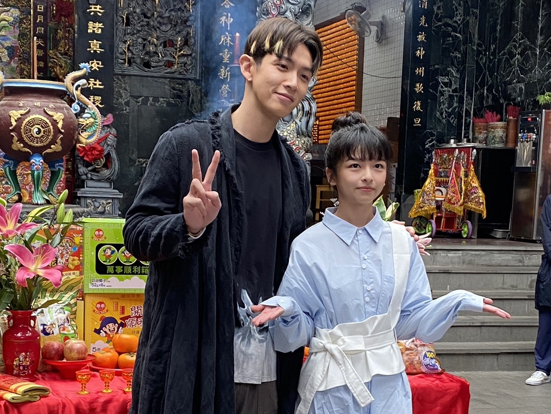 柯震東最近趕拍影集《乩身》,去年11月才盛大舉行開鏡儀式,不料才開工不到2個月,柯震東就出意外。右為陳姸霏。