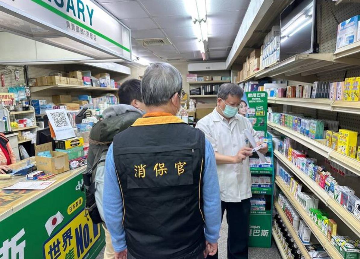 消保官與衛生局人員當時前往該藥局，了解是否有故意哄抬物價事證。（法務部提供）
