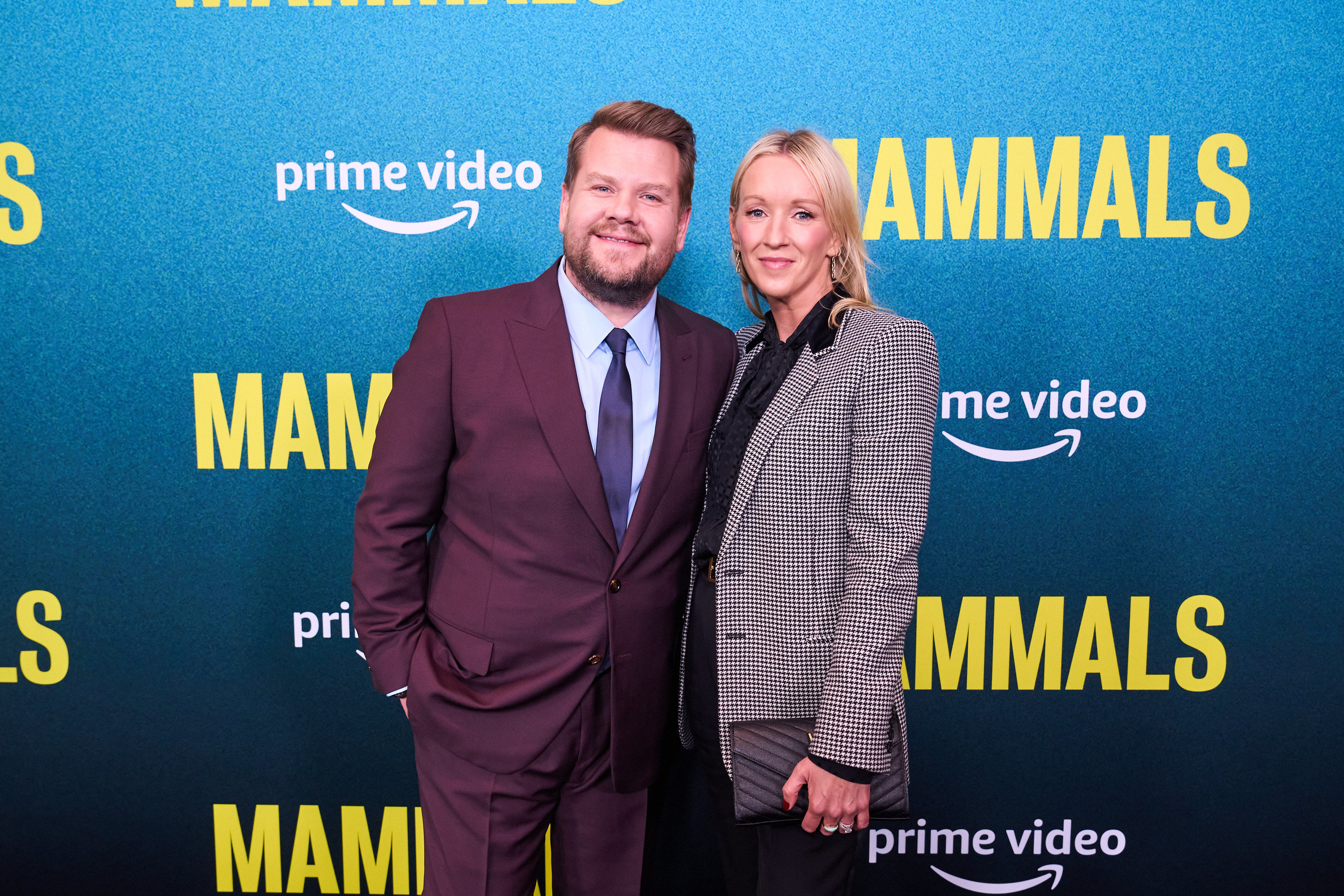 詹姆斯柯登（左）與妻子茱莉亞（右）於《哺乳動物》首映紅毯上合影。（Prime Video提供）