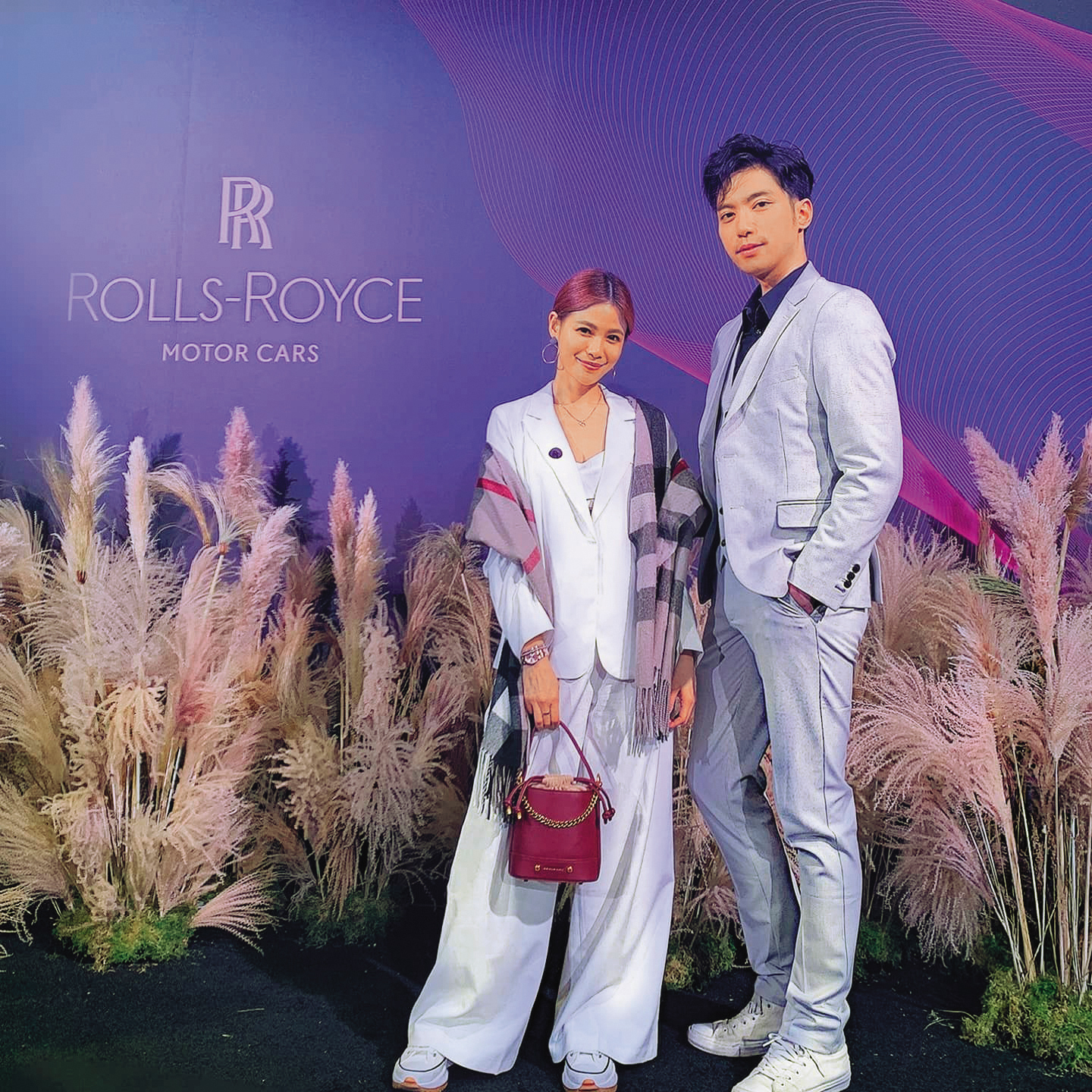 蘿莉塔（左）澄清戴偉智（右）並非富三代，還因為覺得結婚太花錢，今年頂多先登記和拍婚紗。（翻攝自戴偉智臉書）