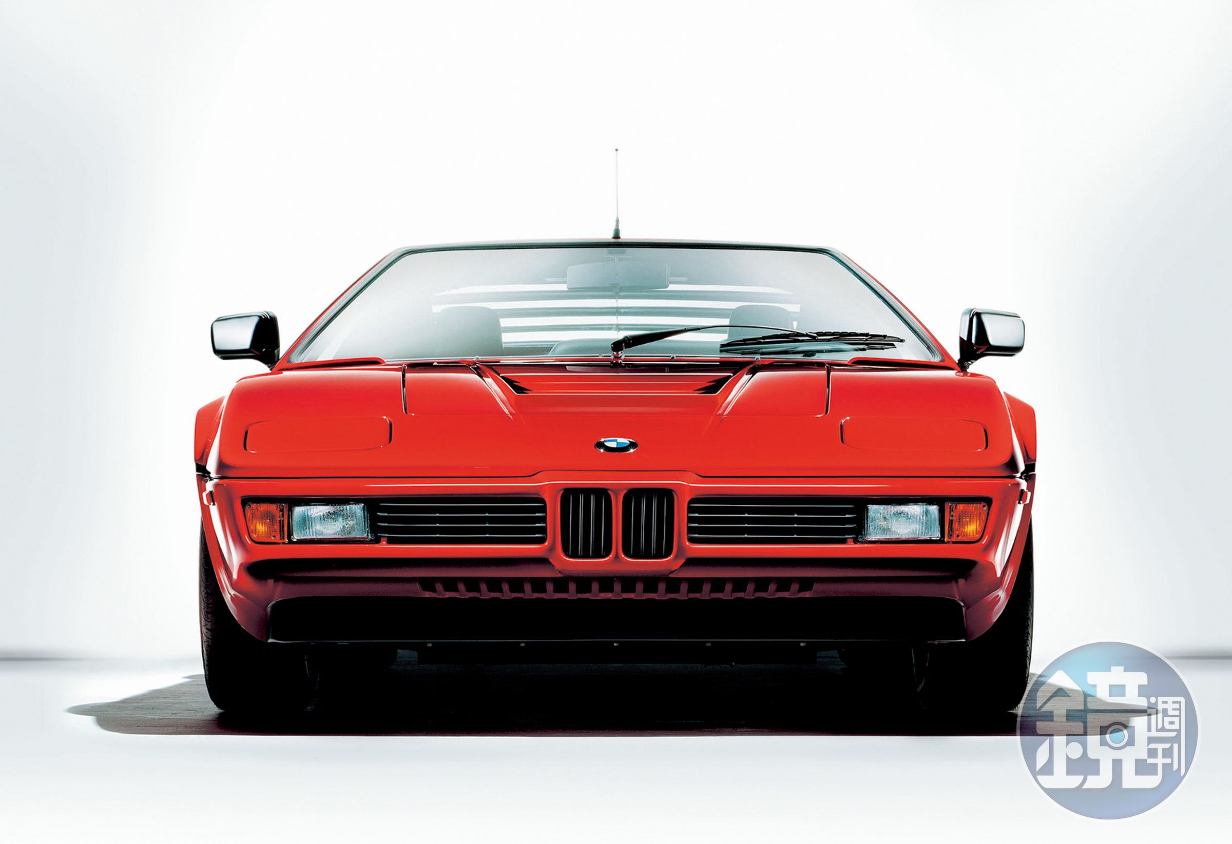 1978年誕生的M1除了是BMW第一部MR（中置後驅）配置的車款外，也是Motorsport GmbH首次正式掛牌的「M」車款（之前都是以BMW的品牌對外）。